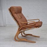 Fauteuil norvégien des années 1970, modèle "Kengu", cuir de meuble.
