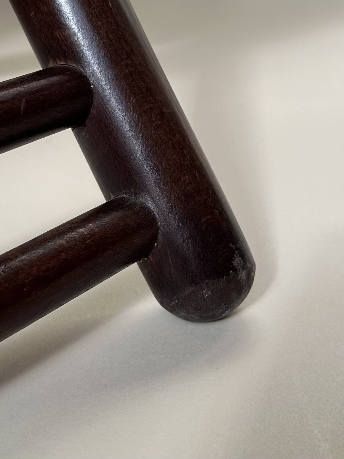 Set de quatre chaises pliantes en bois et cannage