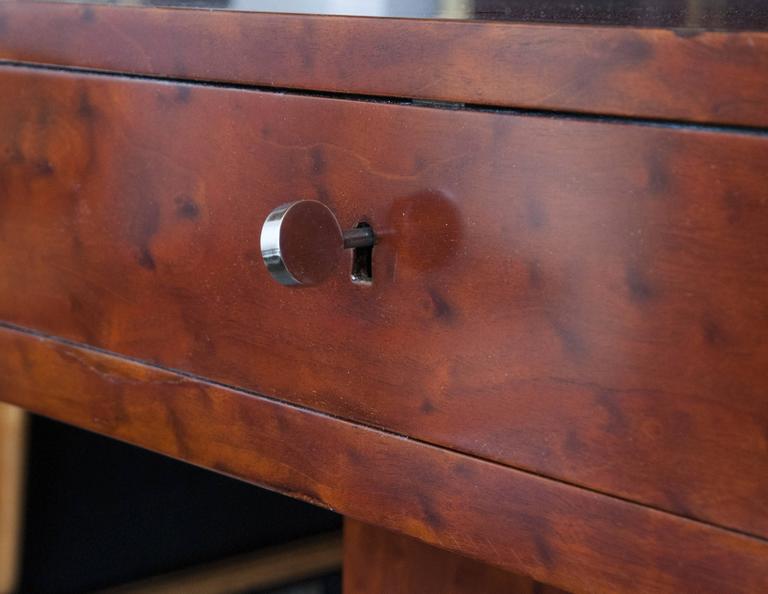 Bureau en bois de loupe brune spectaculaire vers 1930