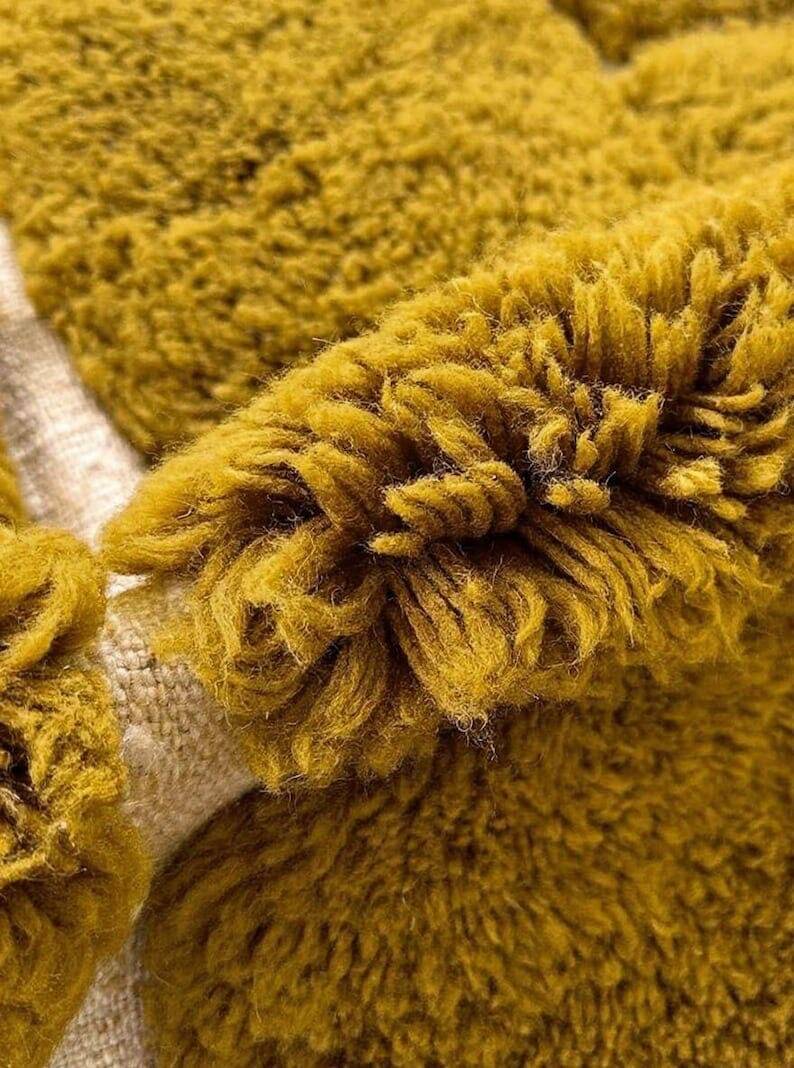 Hand-woven wool rug, size 150 x 250 cm