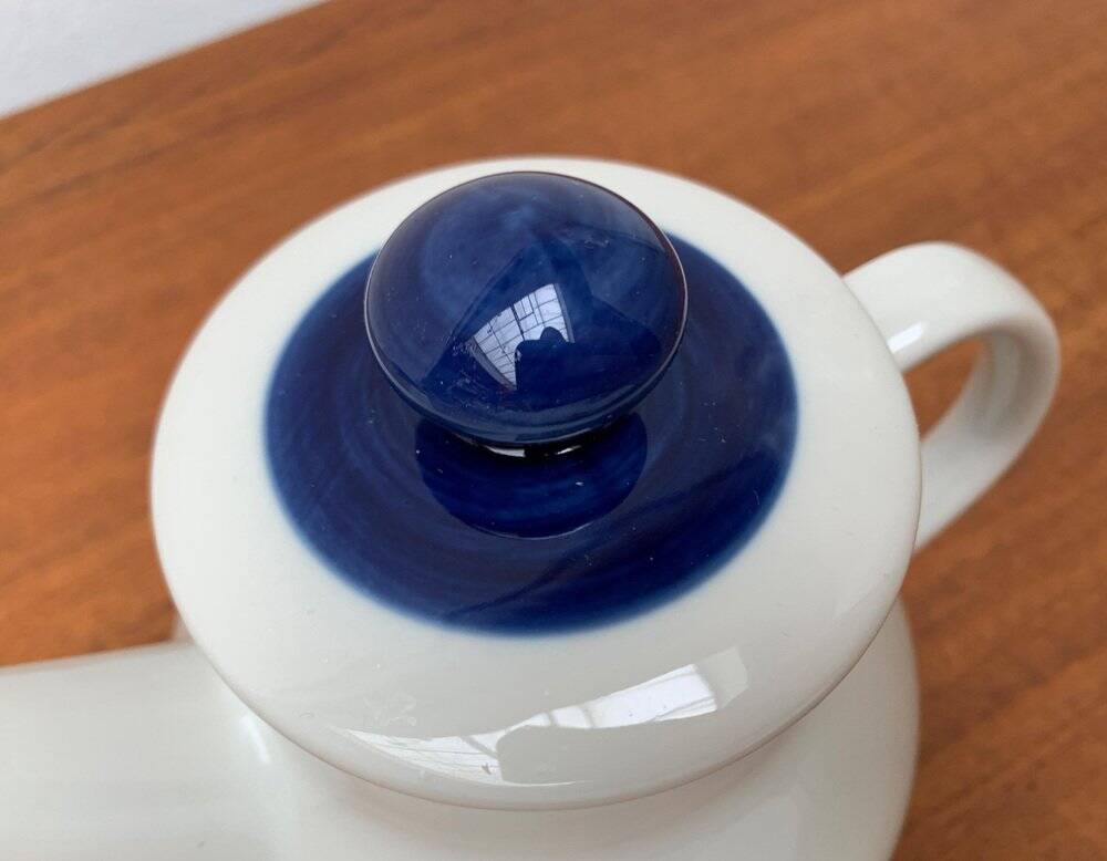 Coffee pot from the Koka Bleu series, Blau, Bla Swedish mid-century by Hertha Bengtson for Rörstrand, 1950s.