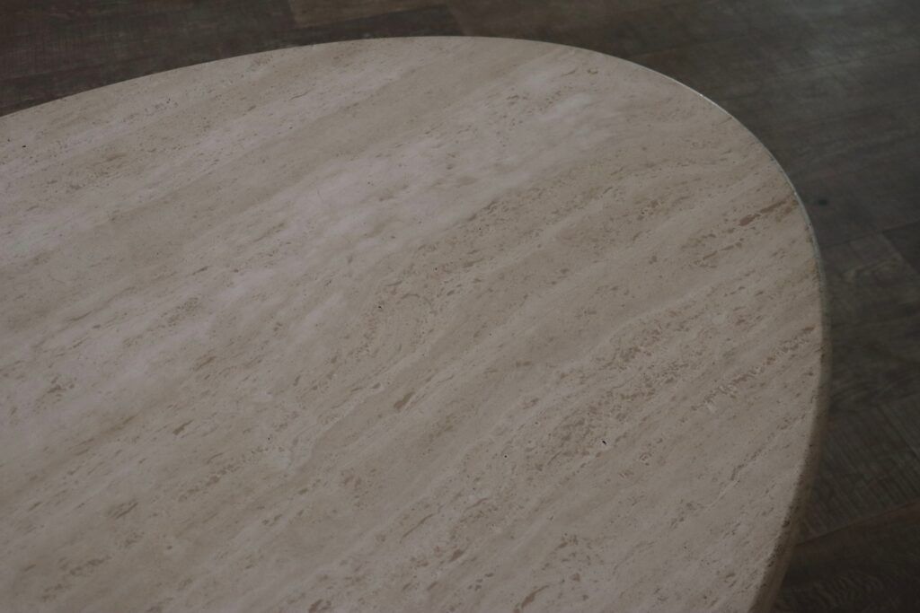 Table à manger ovale ‘Argo’ en travertin par Carlo Scarpa pour Simon Gavina, années 1970