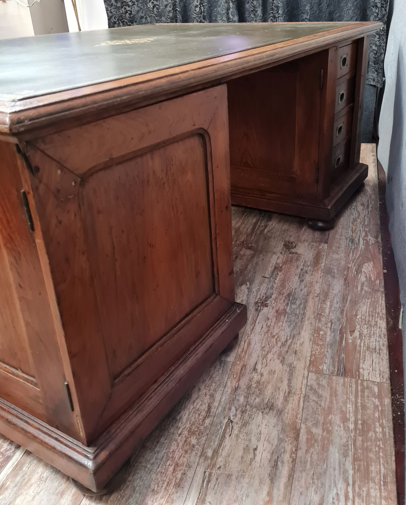 Trade furniture: double-sided desk in oak stained Napoleon III era around 1880