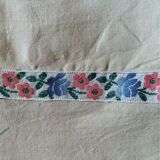 Drap ancien brodé métis fleur bleue dans la lisière 205 X 315 cm