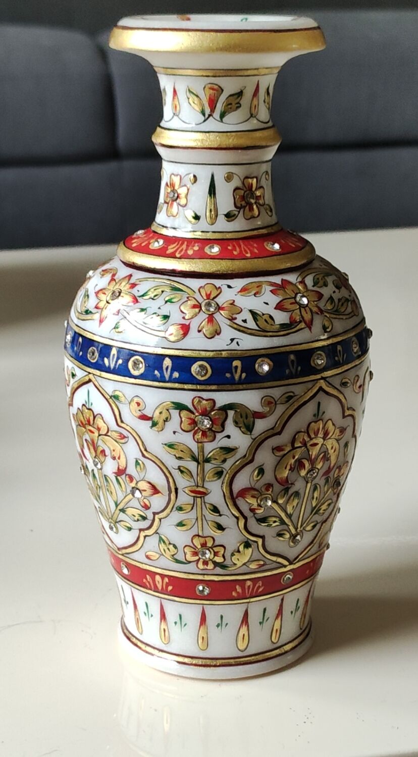 Hindu marble vase with floral decoration and gold leaf, in a box. Height 20 cm.