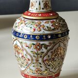 Hindu marble vase with floral decoration and gold leaf, in a box. Height 20 cm.