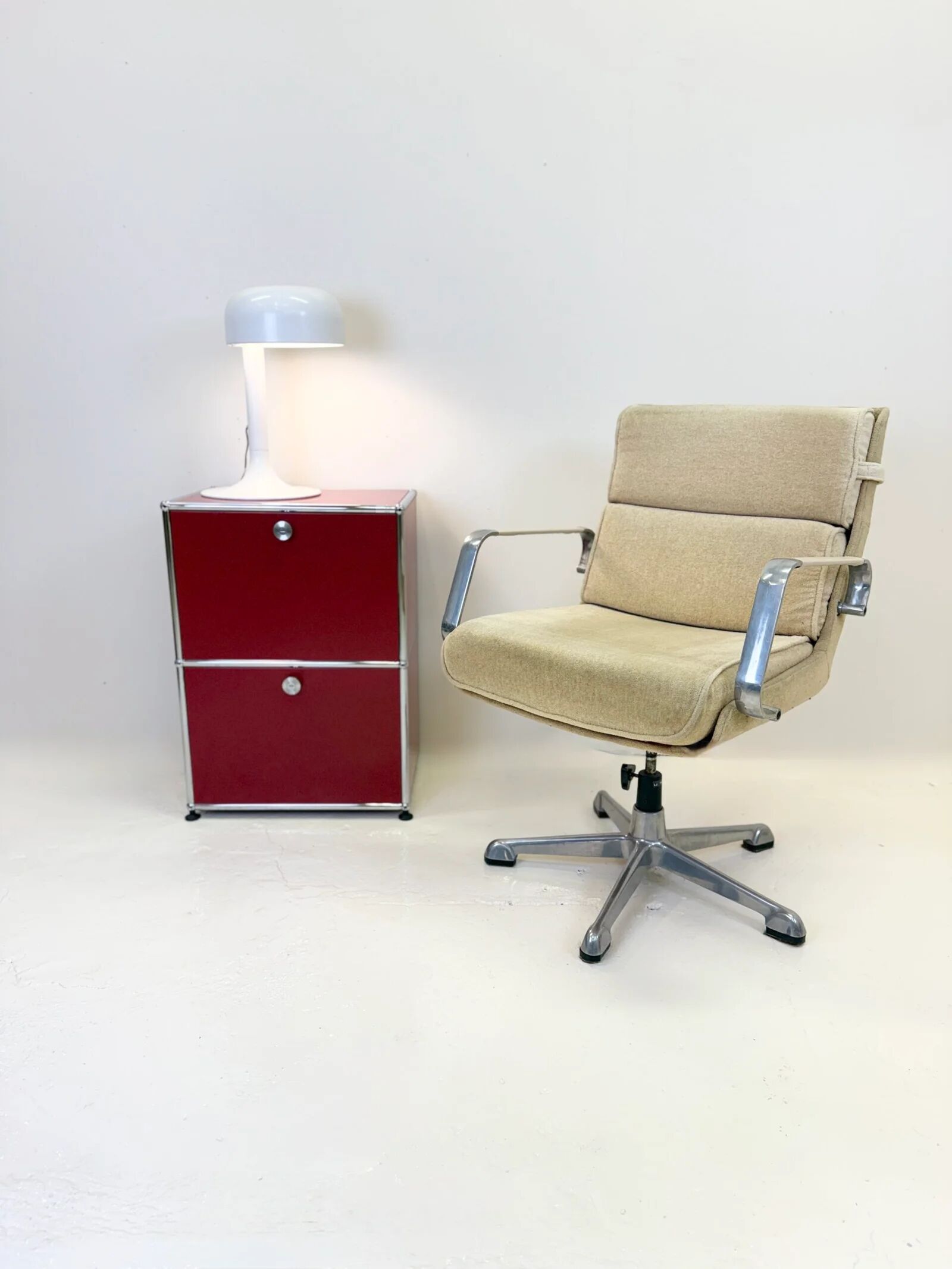USM Haller "Ruby Red" – Side table (as new condition)