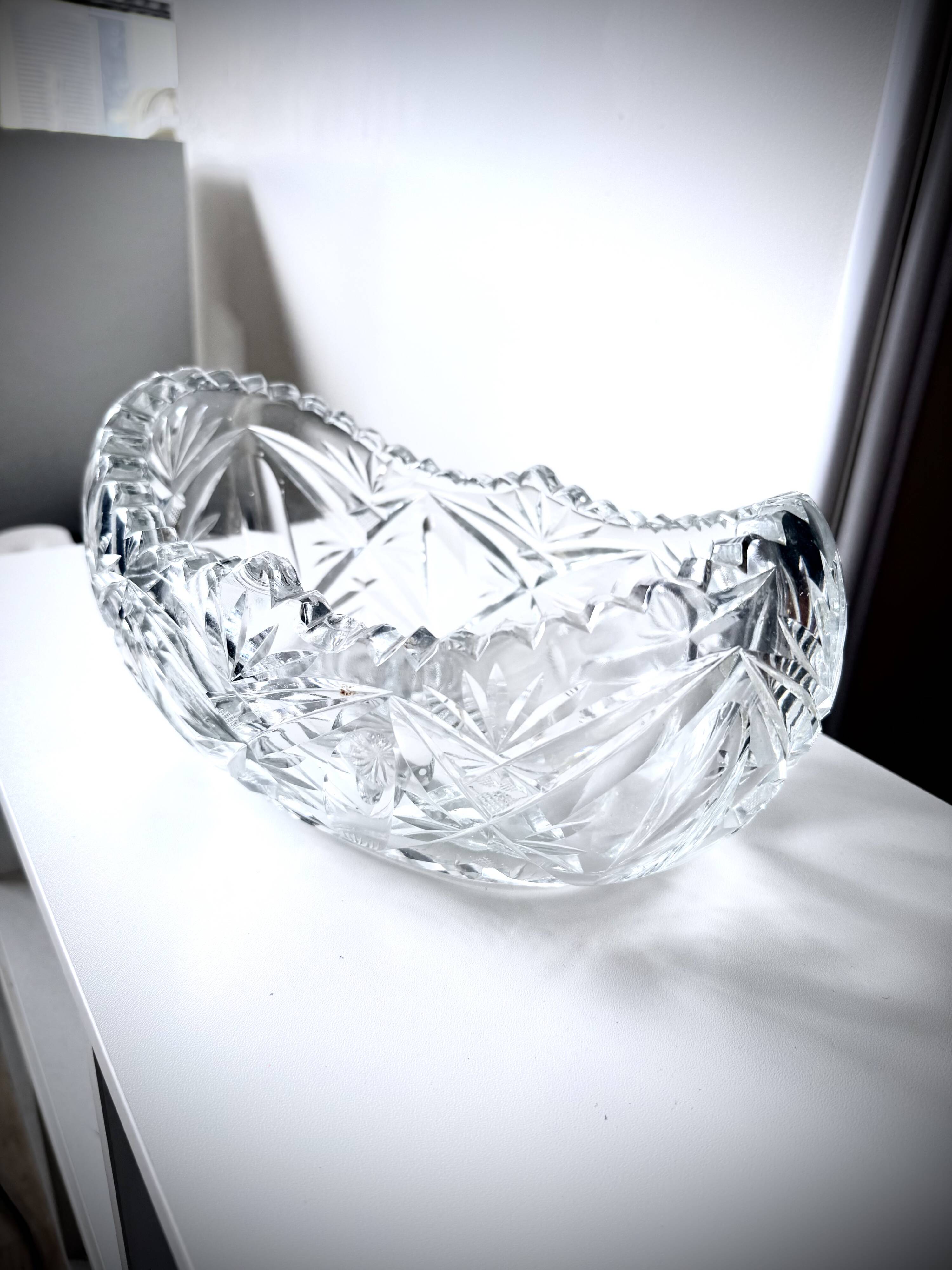 Large cut crystal planter in the Saint-Louis style.