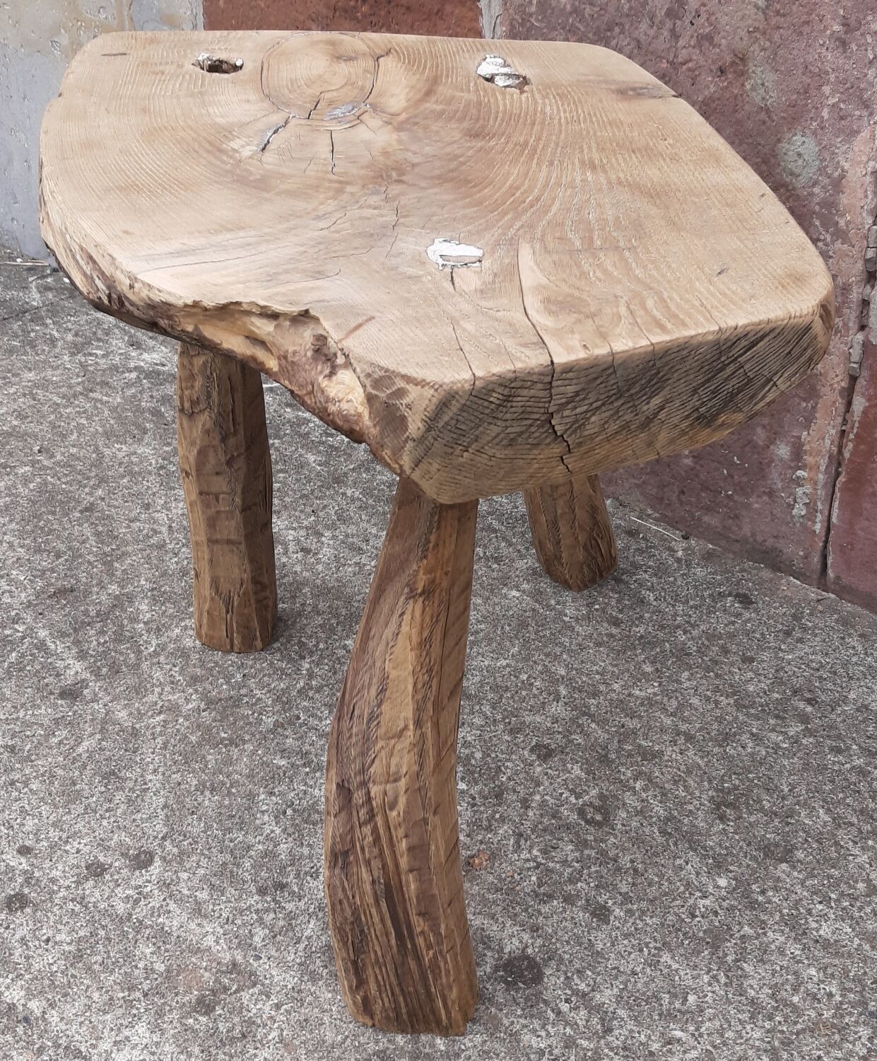 Brutalist coffee table in solid wood, tripod. (Popular art)