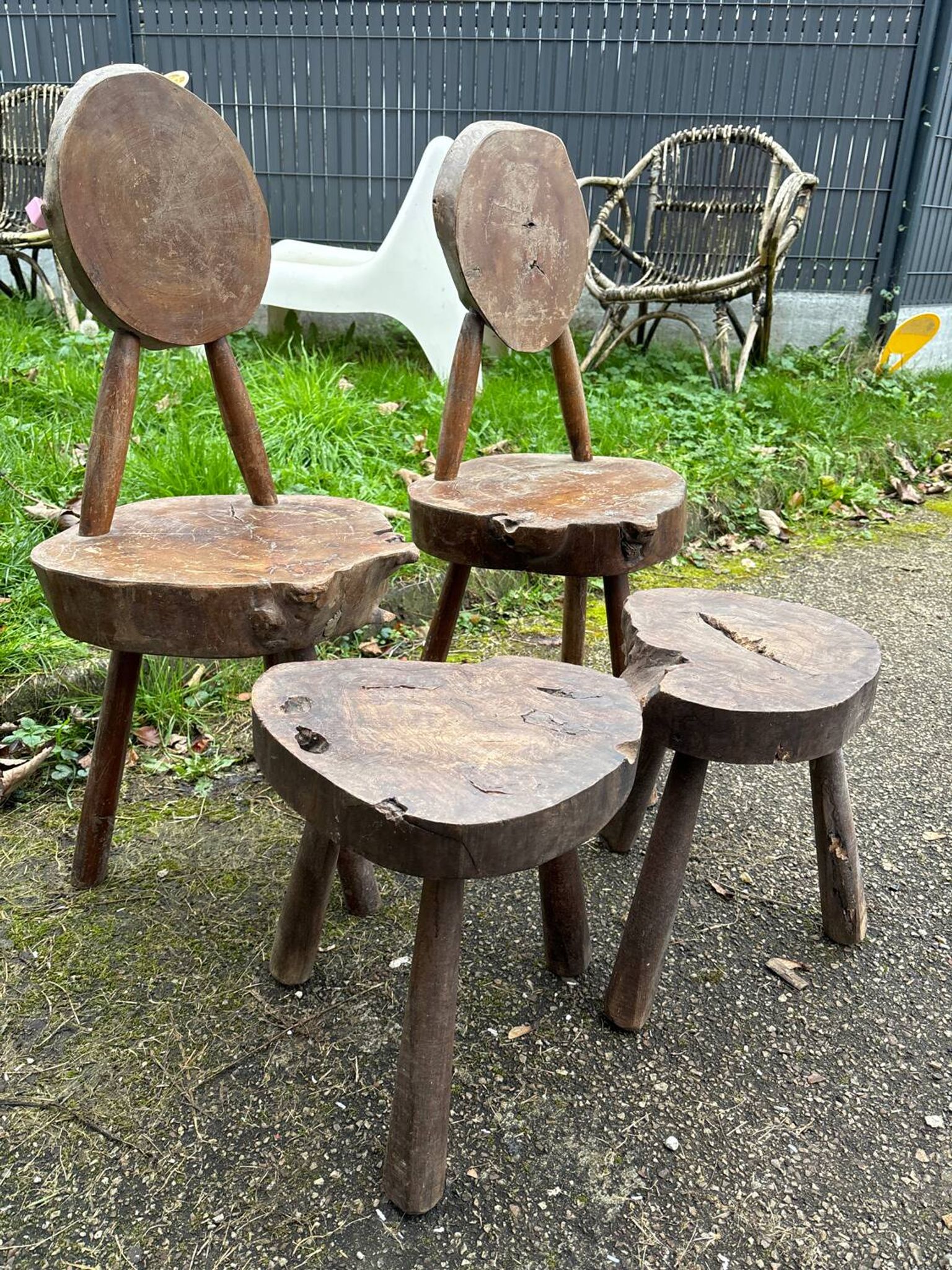 Ensemble tabouret et chaises brutaliste