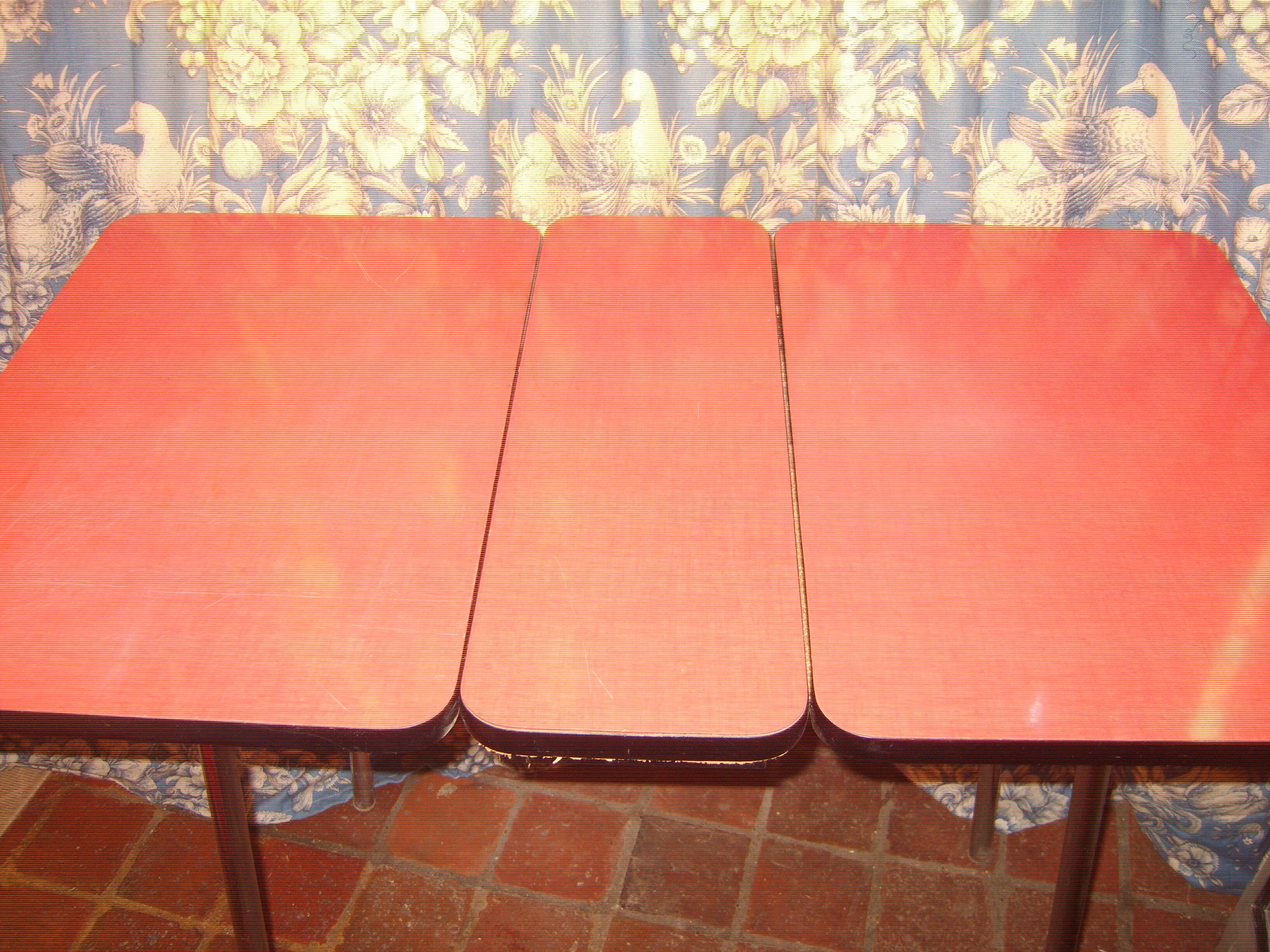 Folding table