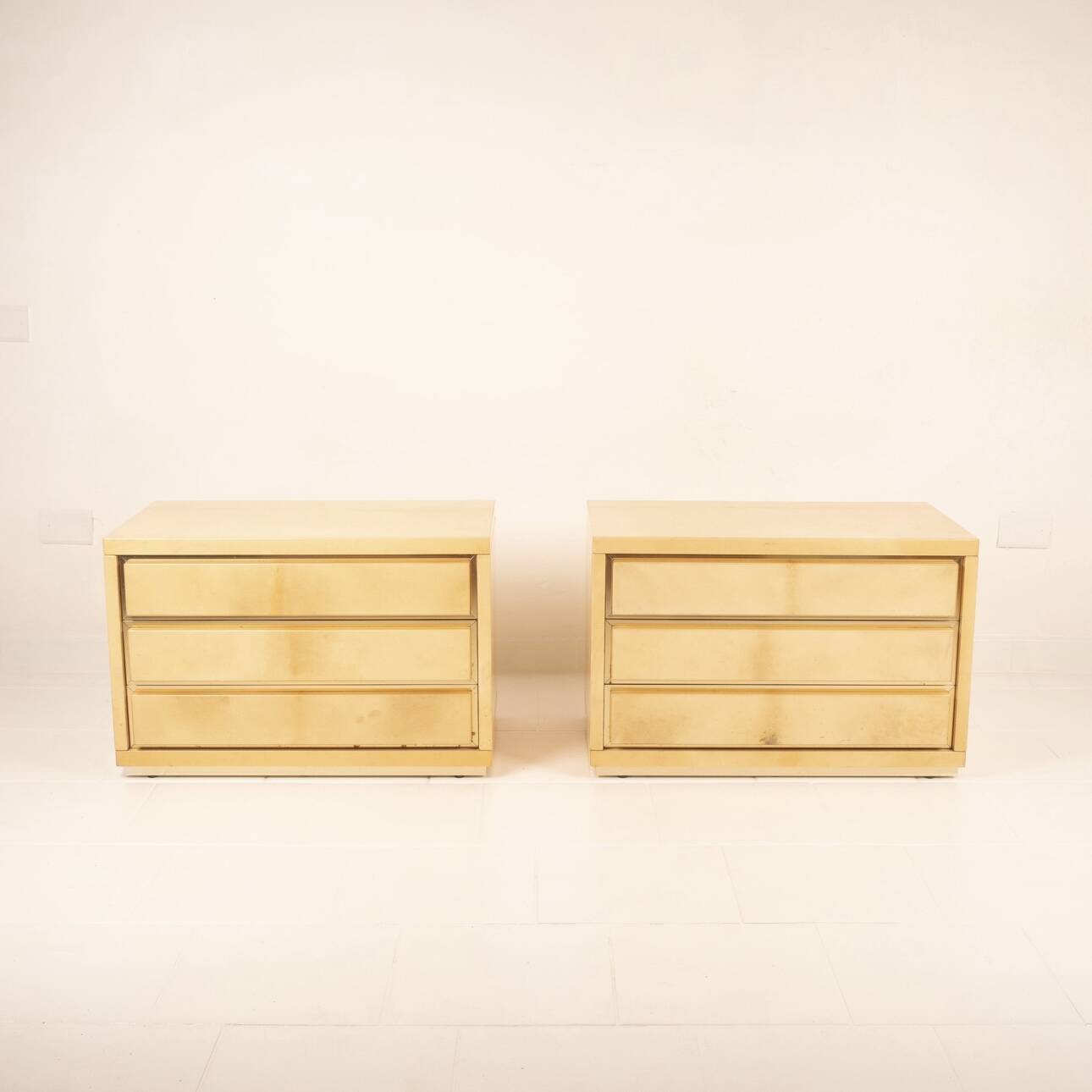 Paire de tables de nuit vintage en parchemin par Aldo Tura, années 1960.