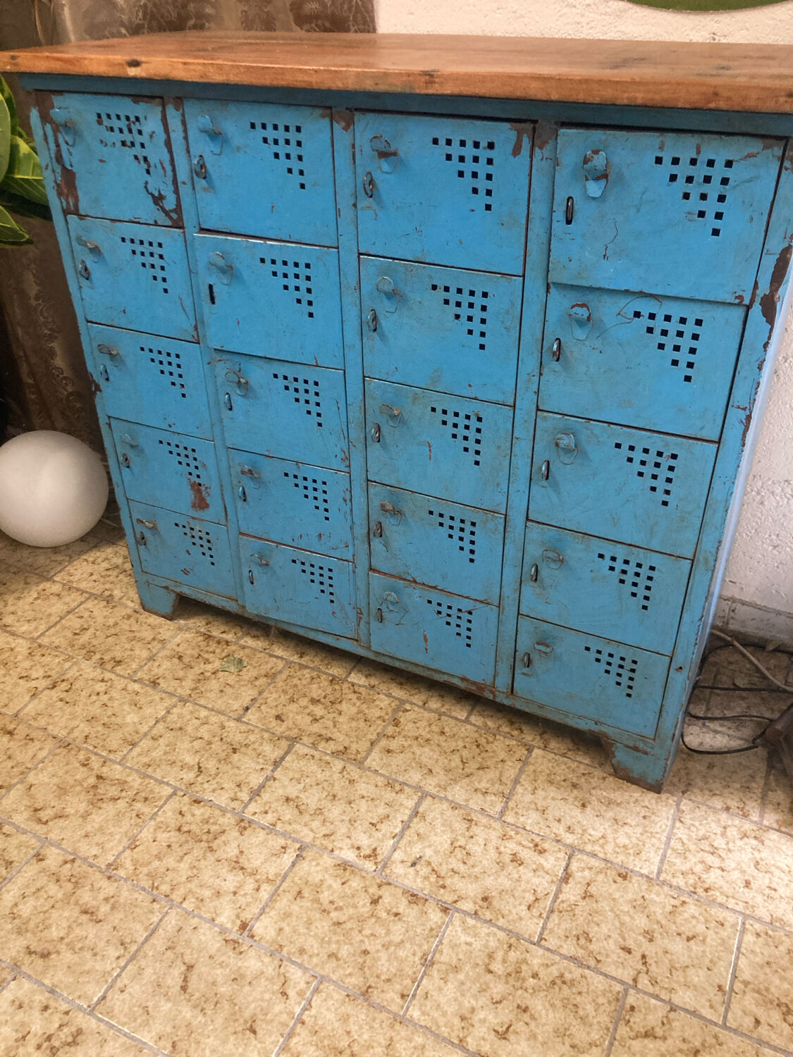 Workshop furniture with 20 blue lockers