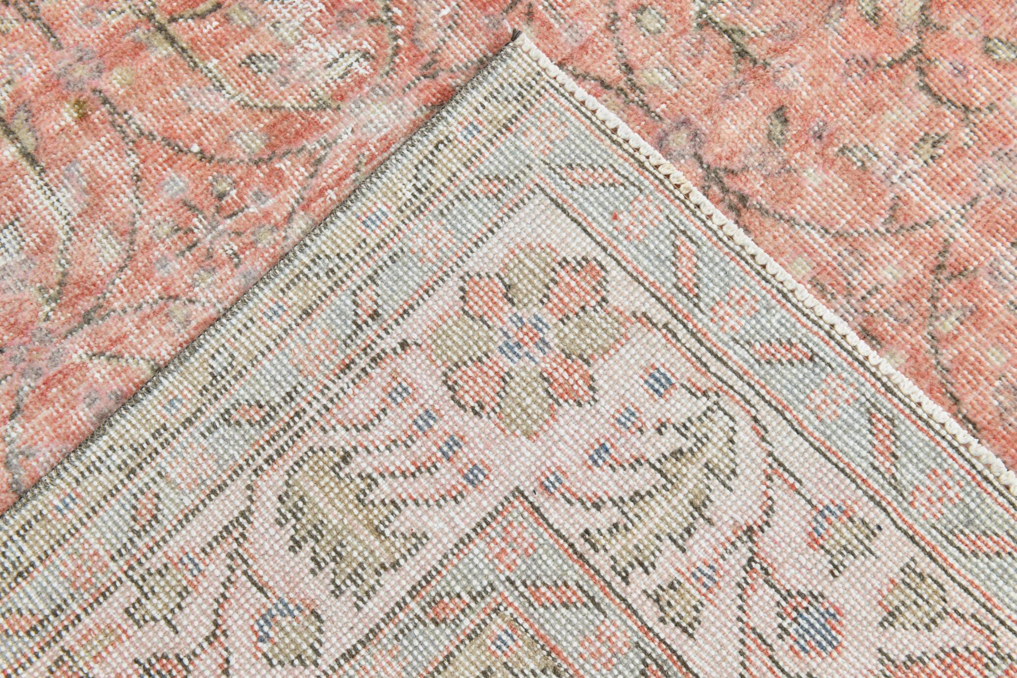 Tapis vintage à décor floral rouge et beige