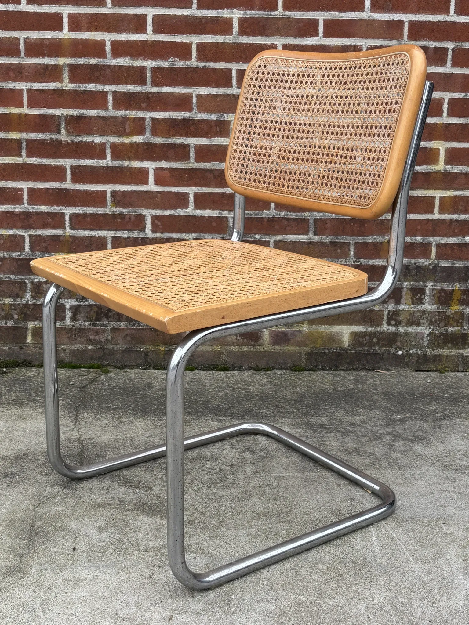 Chaise de design Cesca modèle B32 en chrome