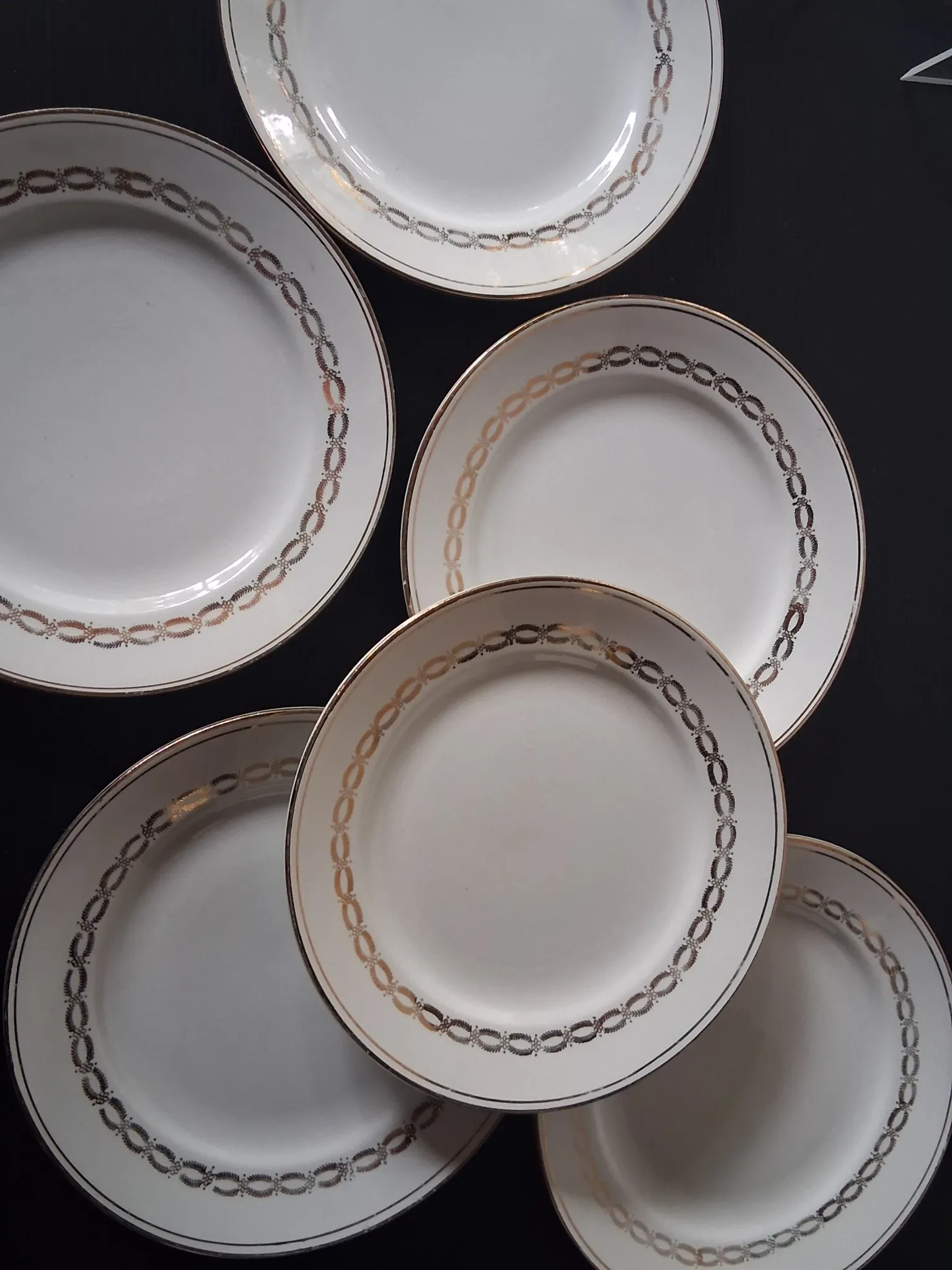 6 dessert plates in opaque porcelain in good condition.