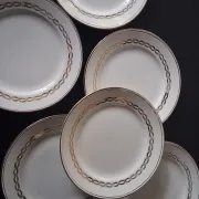 6 dessert plates in opaque porcelain in good condition.
