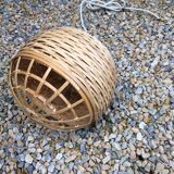 Pendant light with spherical lampshade in woven bamboo