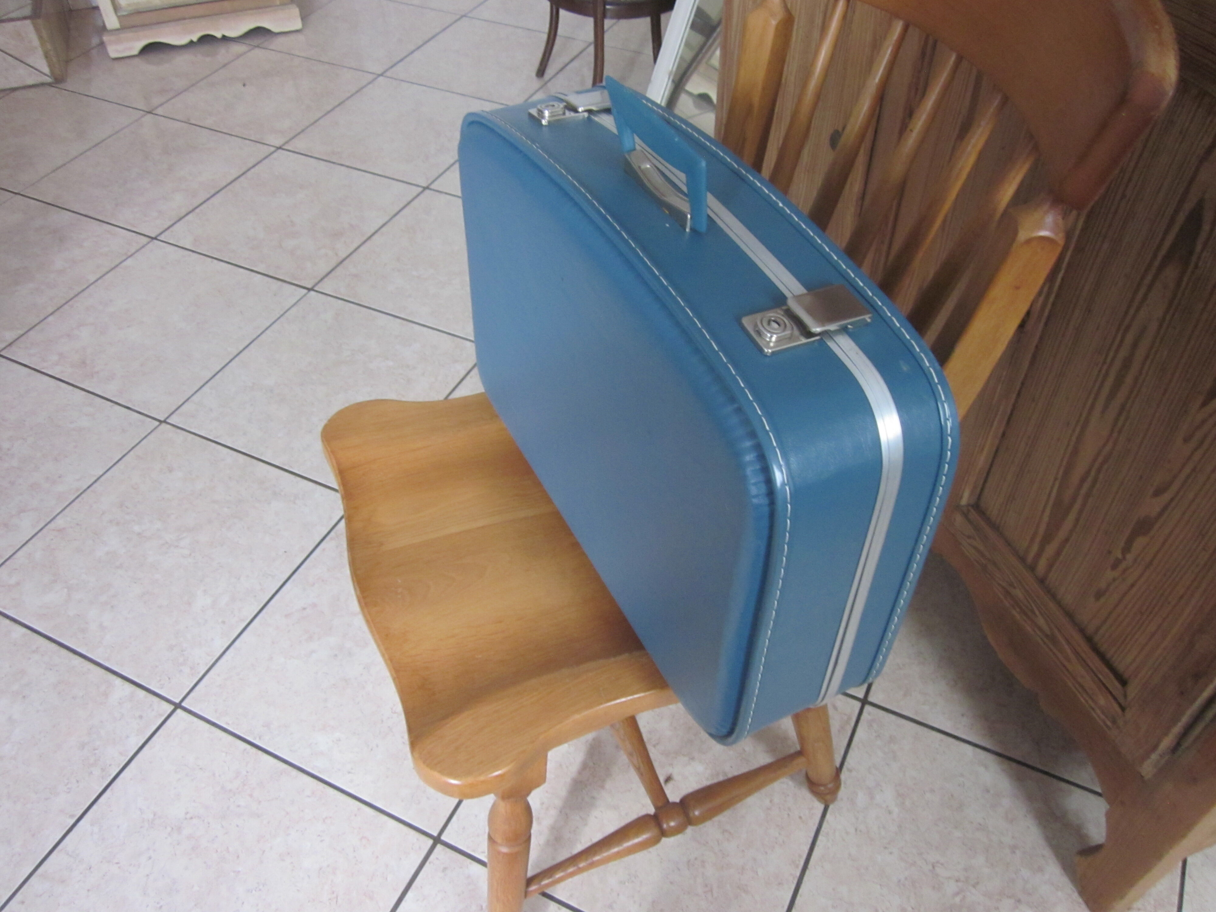 Vintage suitcase air hostesse