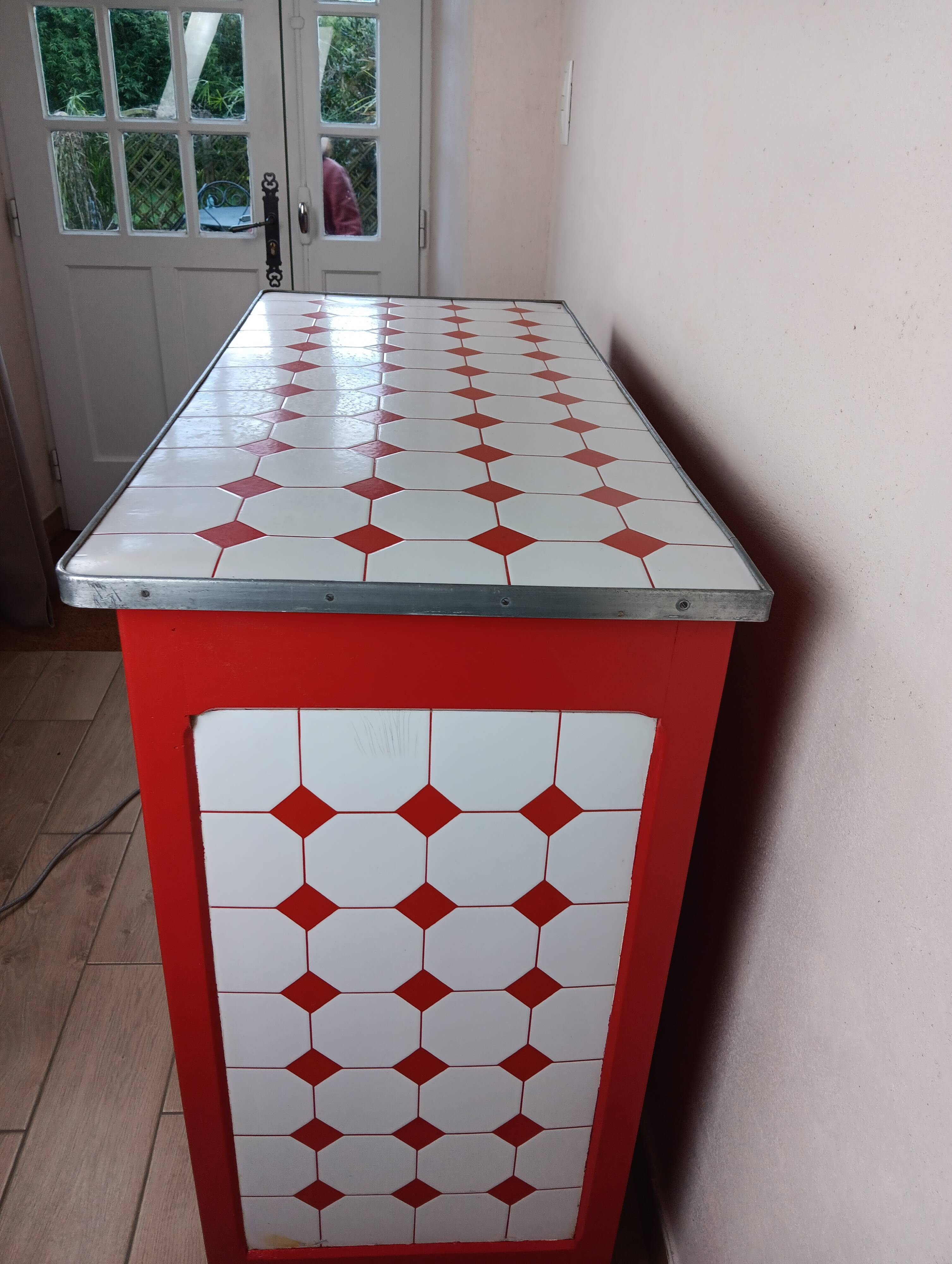 Meuble de métier , buffet parisien en tôle émaillé rouge et blanc