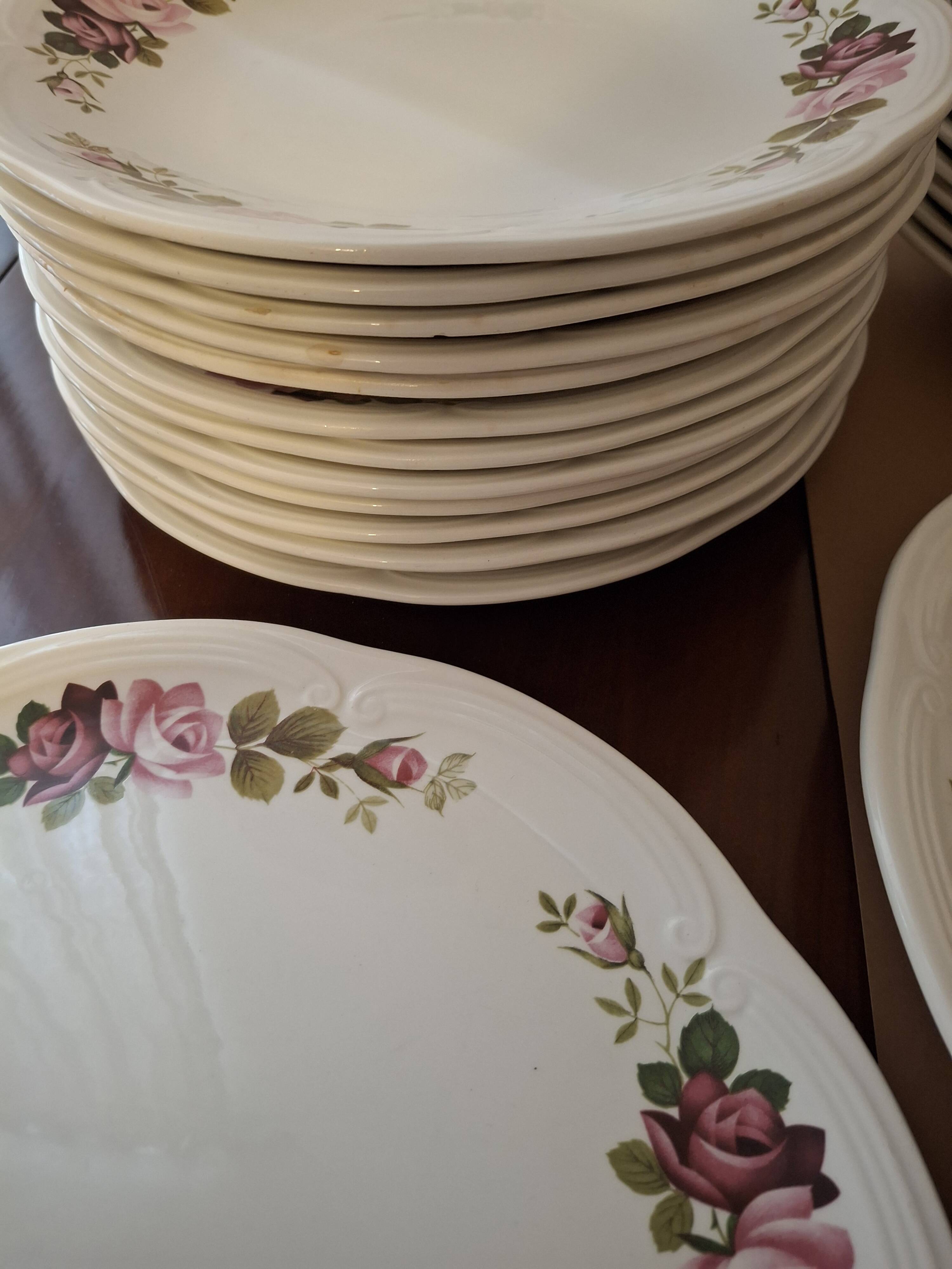 Vintage tableware service in Gien earthenware, "Champs" model with roses – An