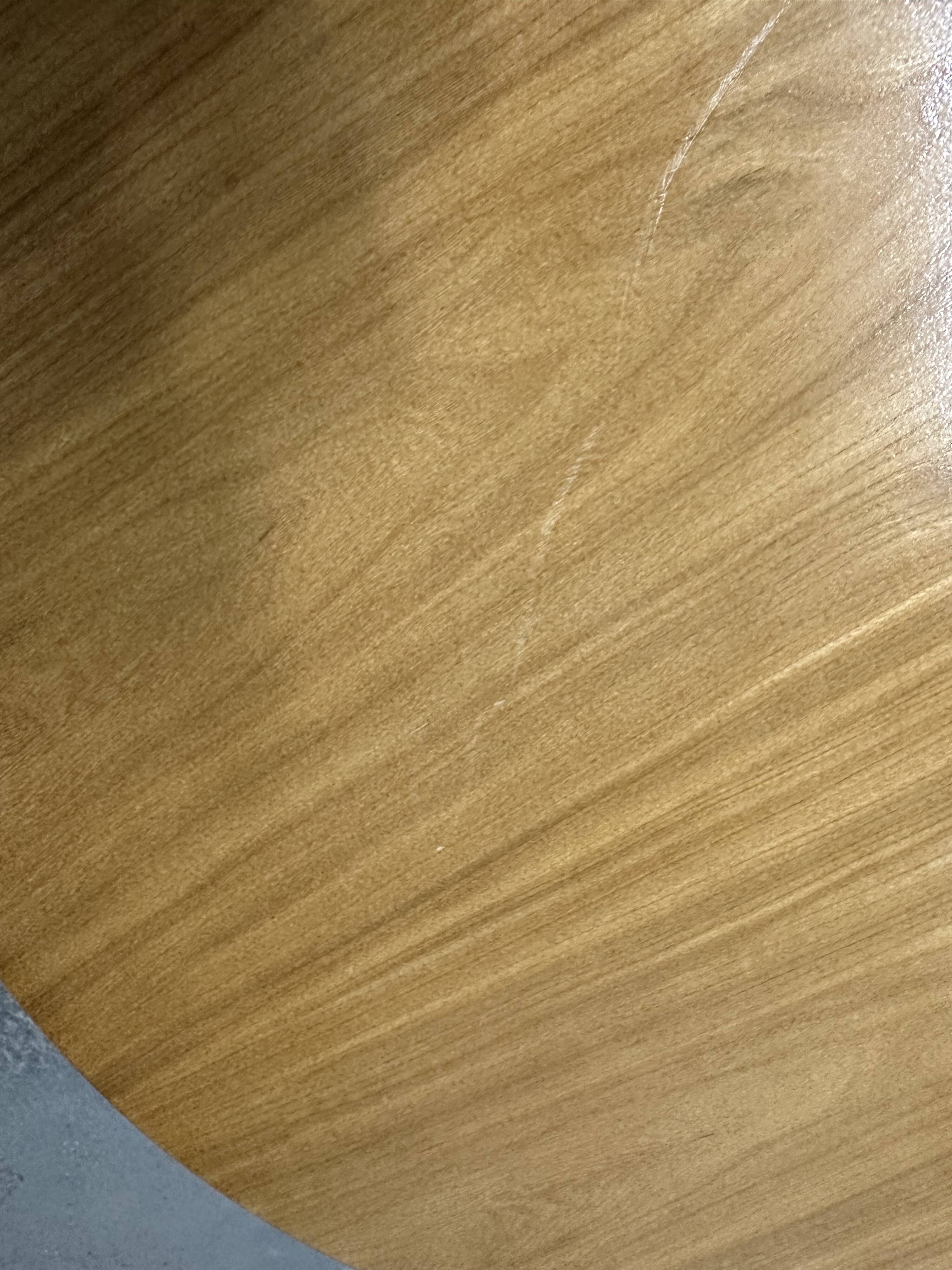 Table basse années 60 pieds épingles et plateau chêne massif