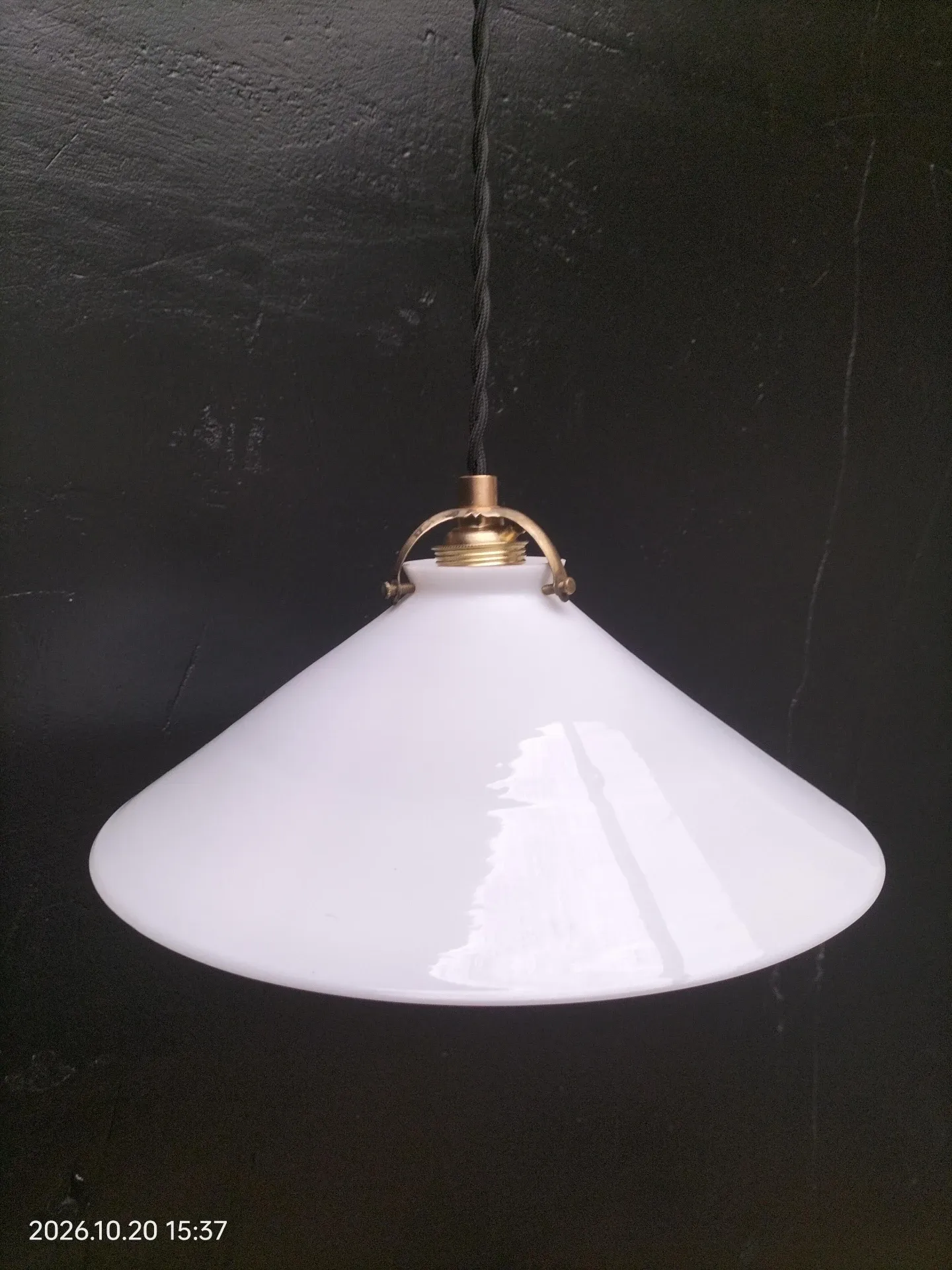 Opaline cone suspension