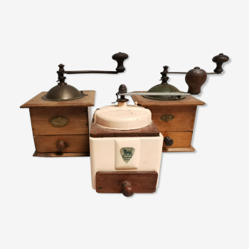 Set of 3 old vintage Peugeot coffee grinders. deco Cuisne Vintage restaurant