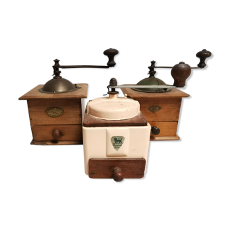 Set of 3 old vintage Peugeot coffee grinders. deco Cuisne Vintage restaurant