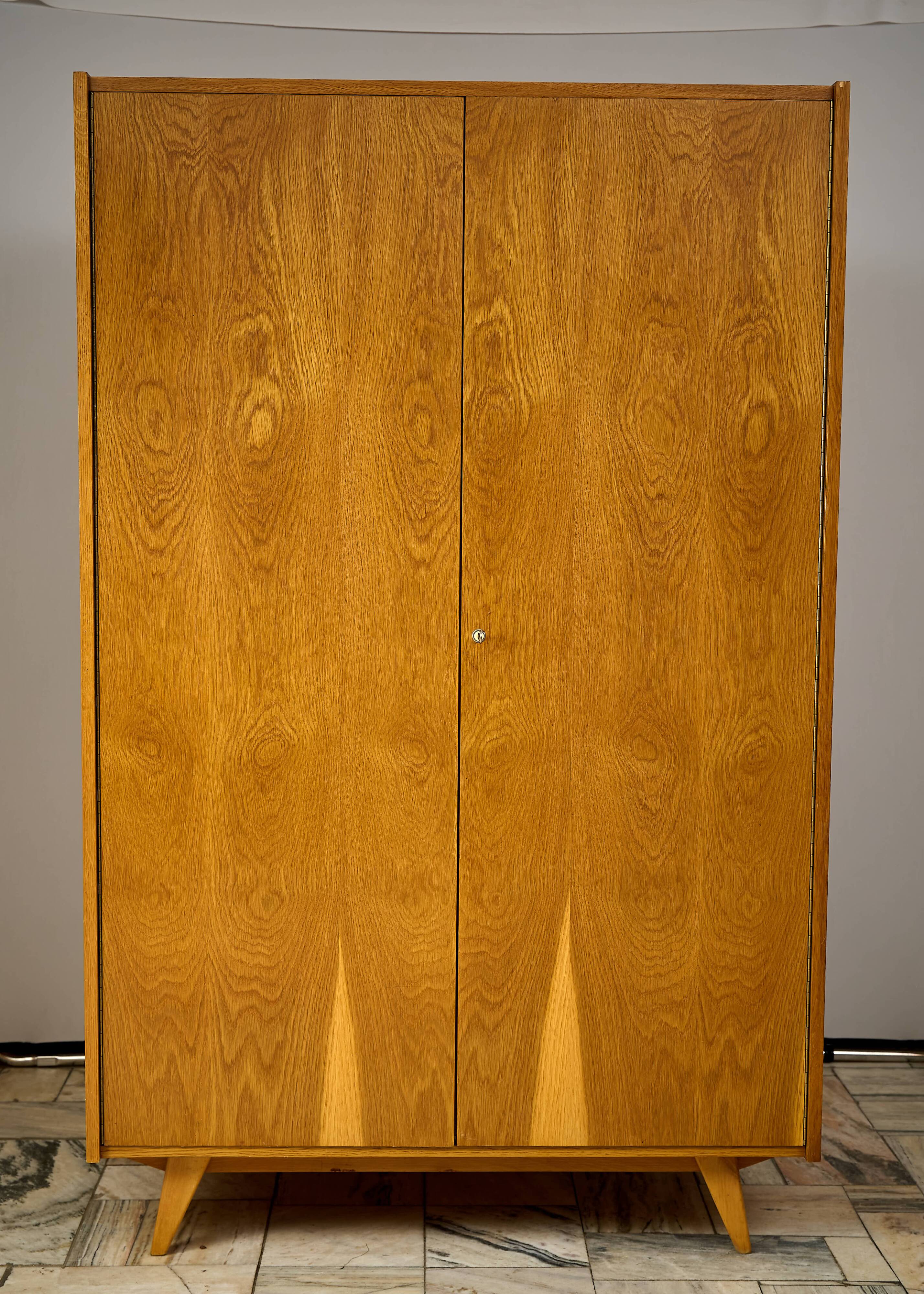 Armoire du milieu du siècle Jiroutek U486