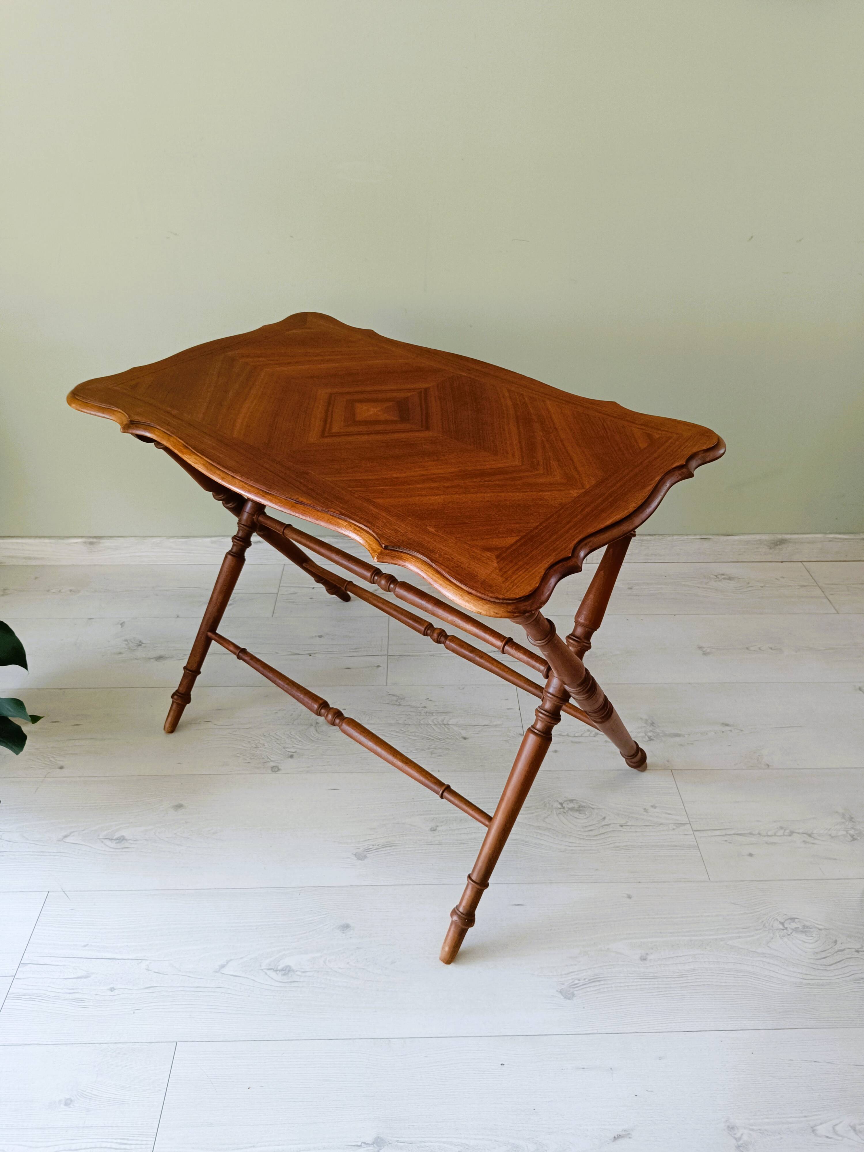 Table pliante vintage aux pieds tournés