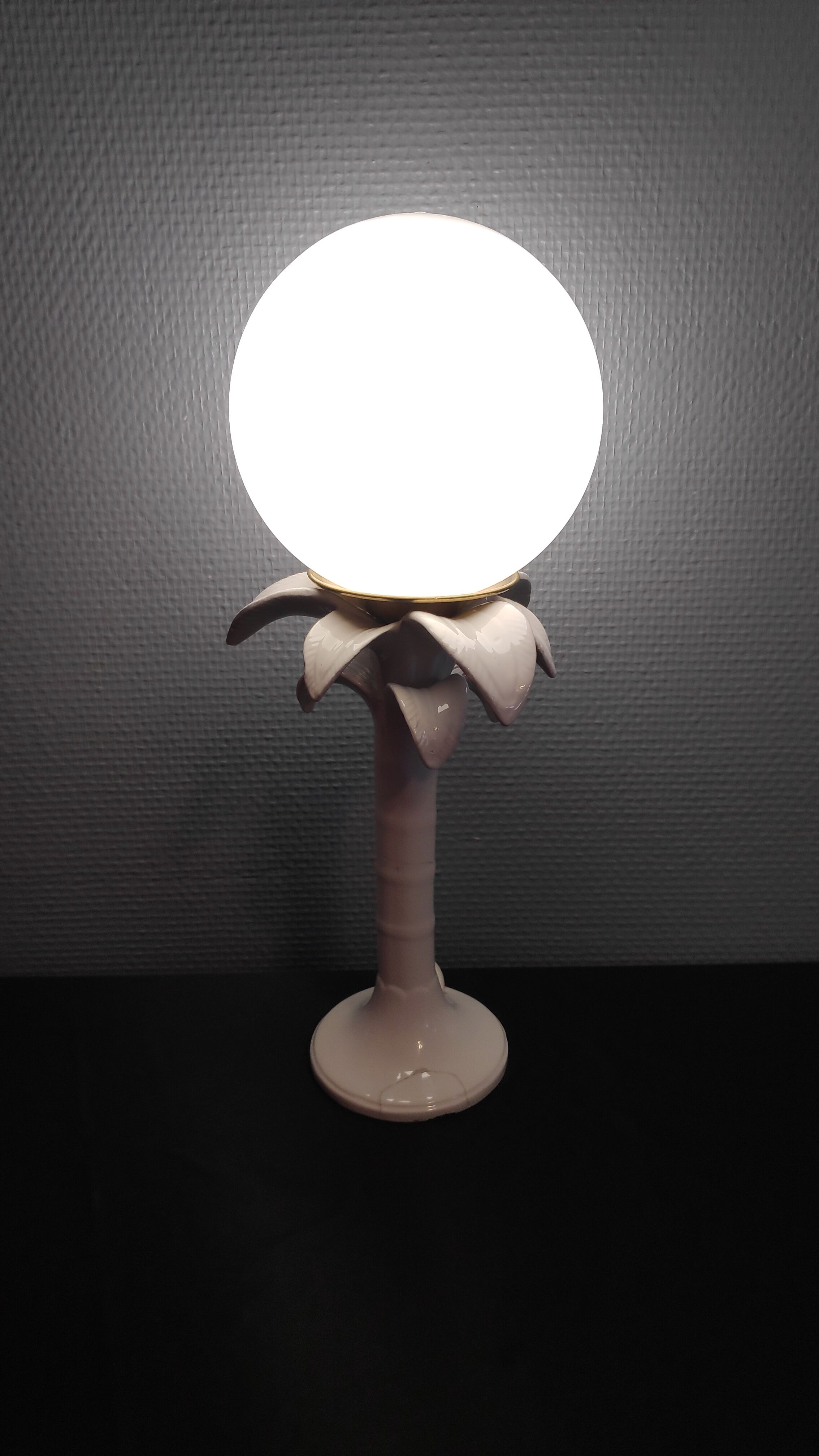 Italian white ceramic palm lamp and opaline globe