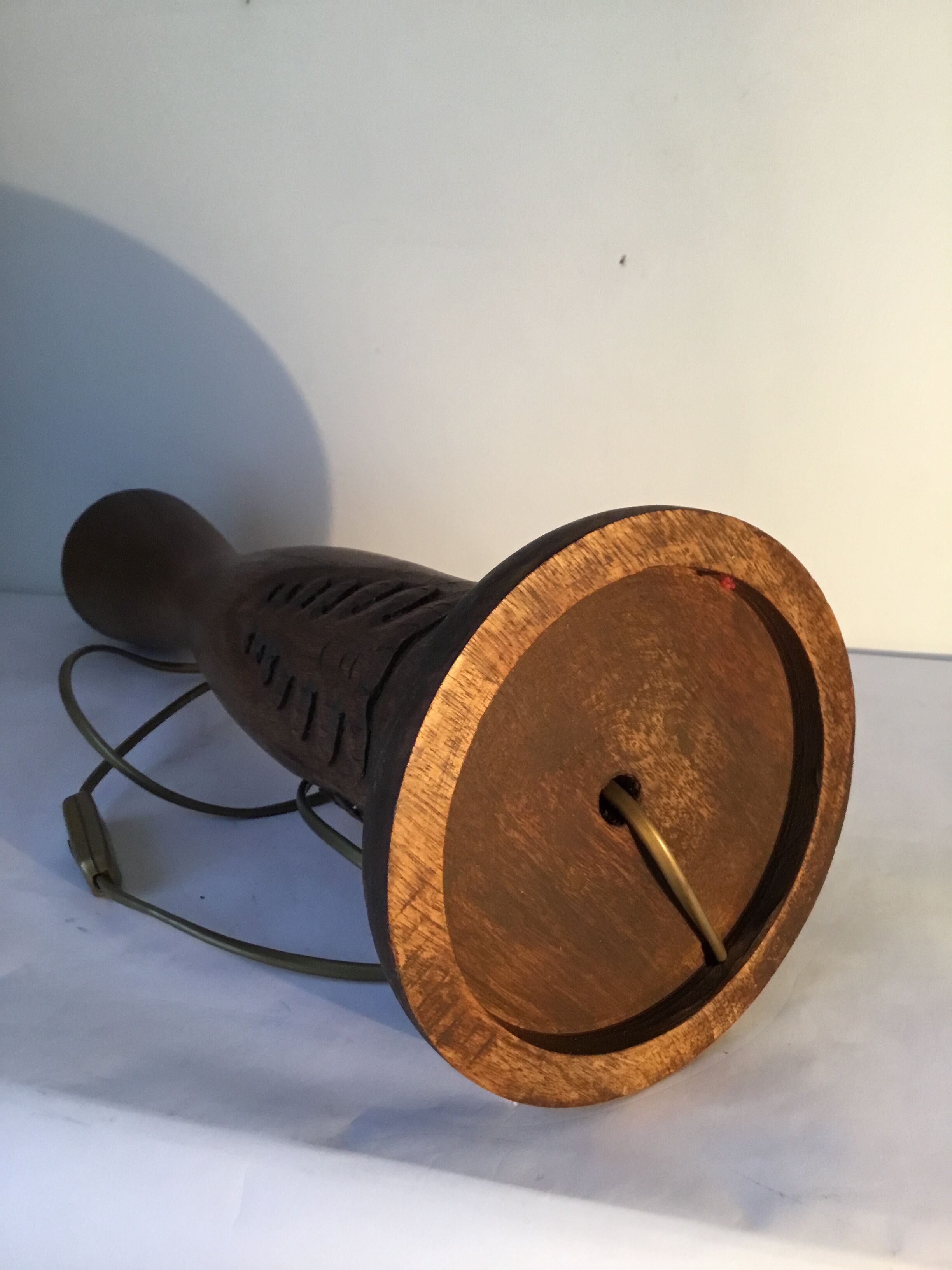 Pied de lampe en bois sculpté