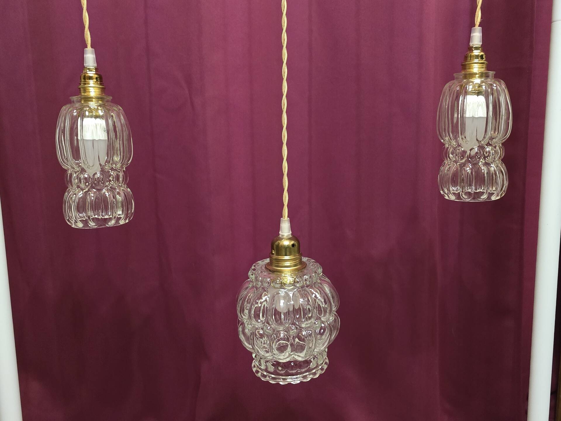 Suspension with 3 transparent bubble glass globes.