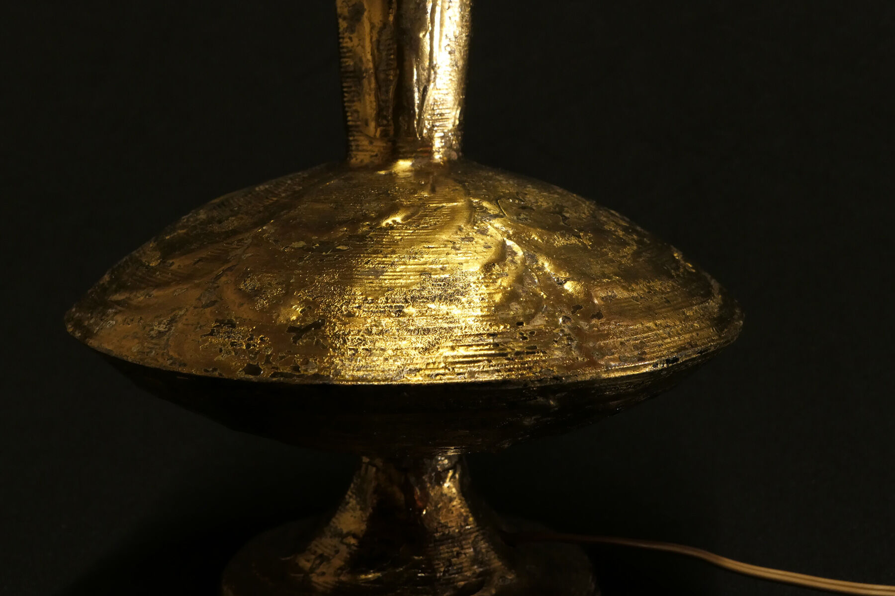 Lamp artisanal gold brutaliste