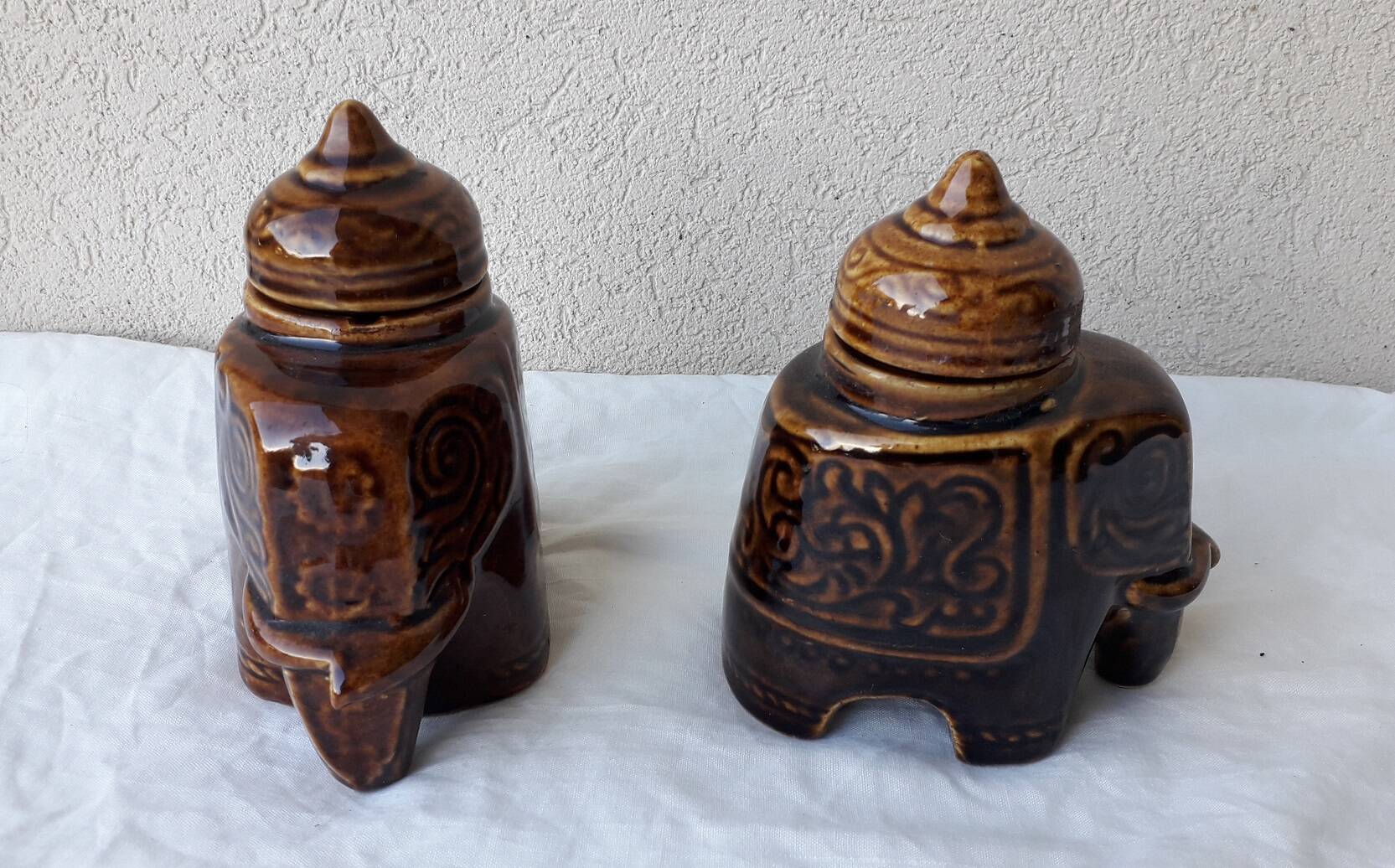 2 pots à thé figurant un éléphant