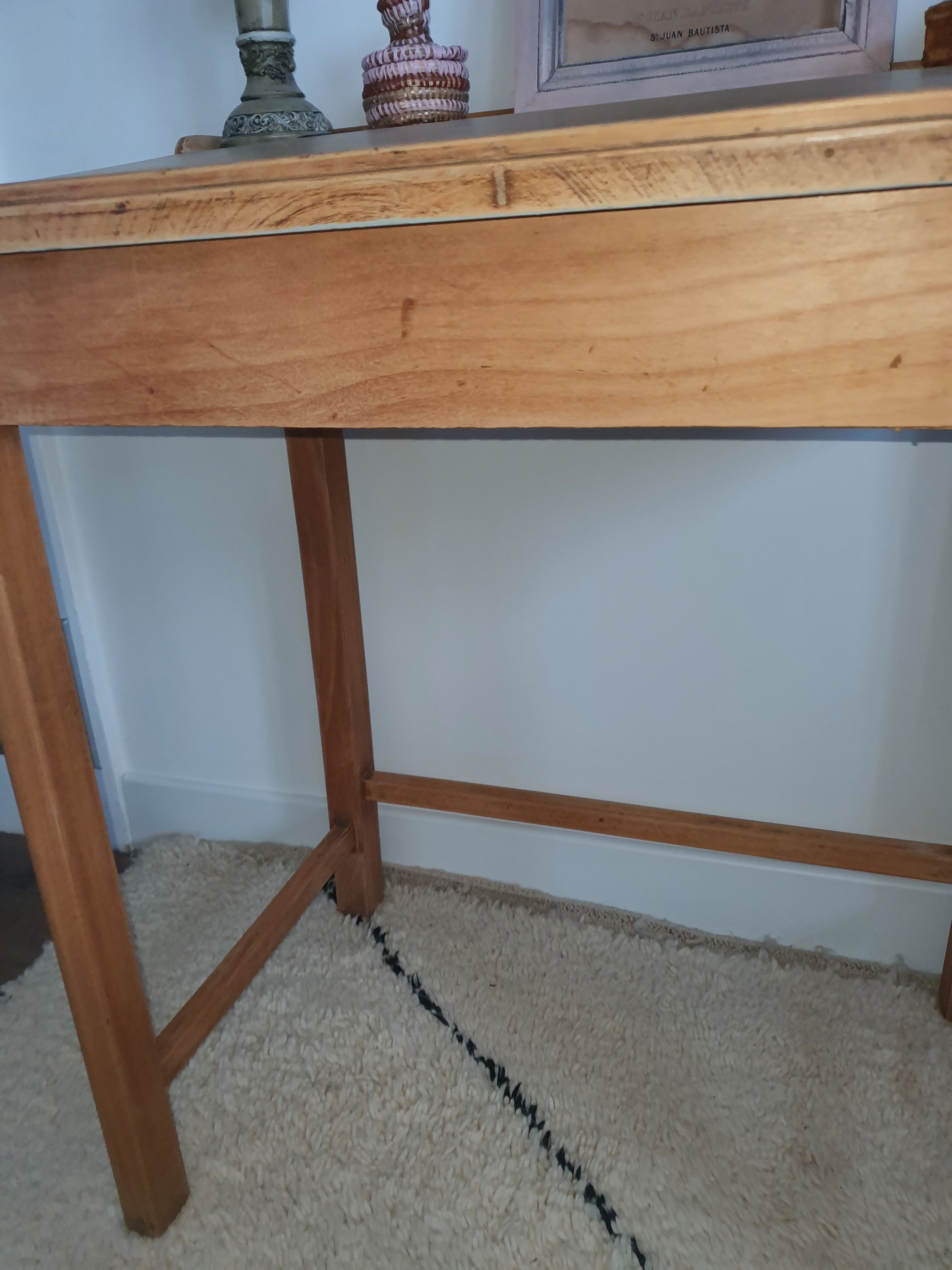 Child desk