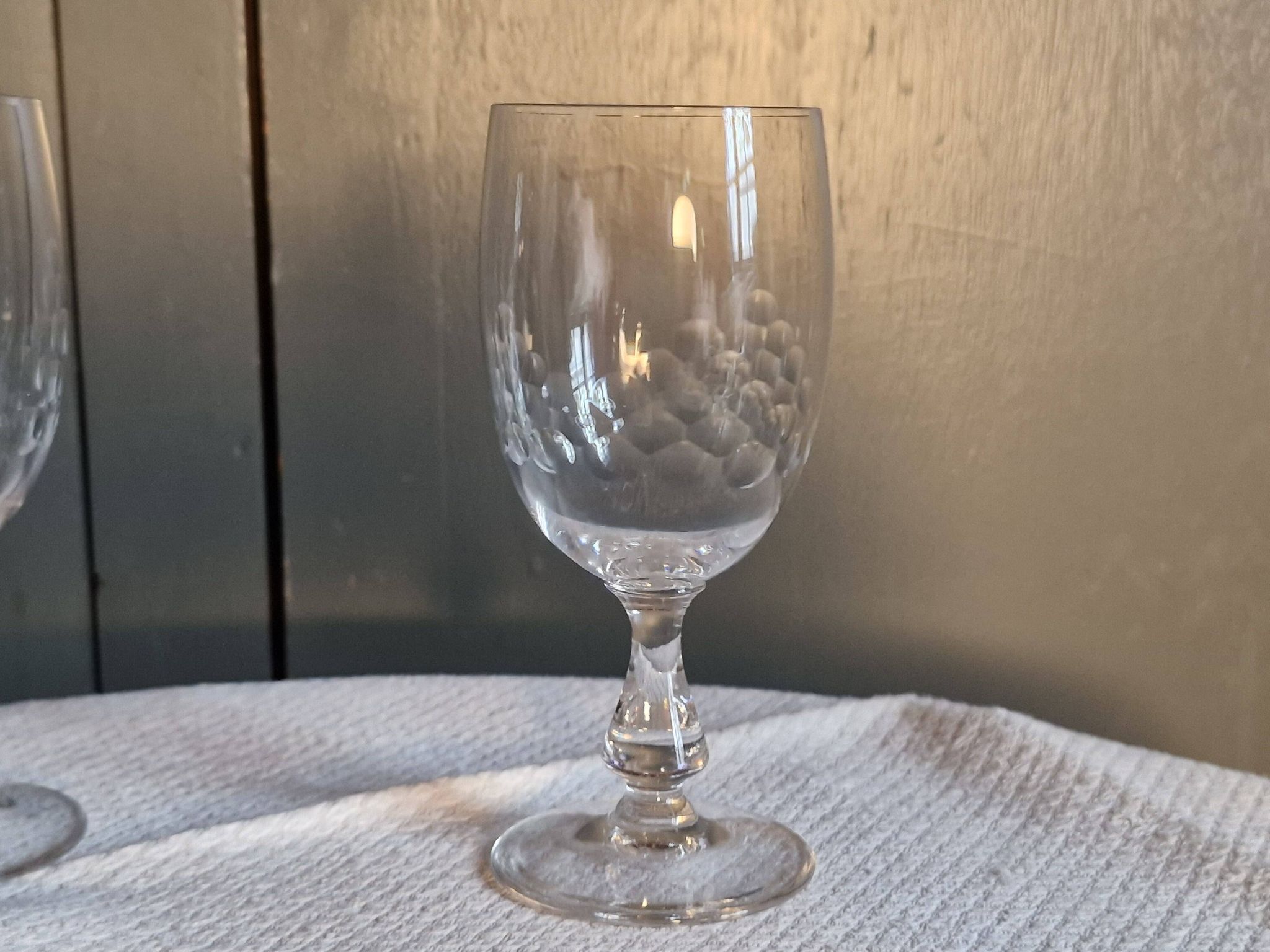 2 antique Baccarat crystal wine glasses, scale pattern, 20s/30s