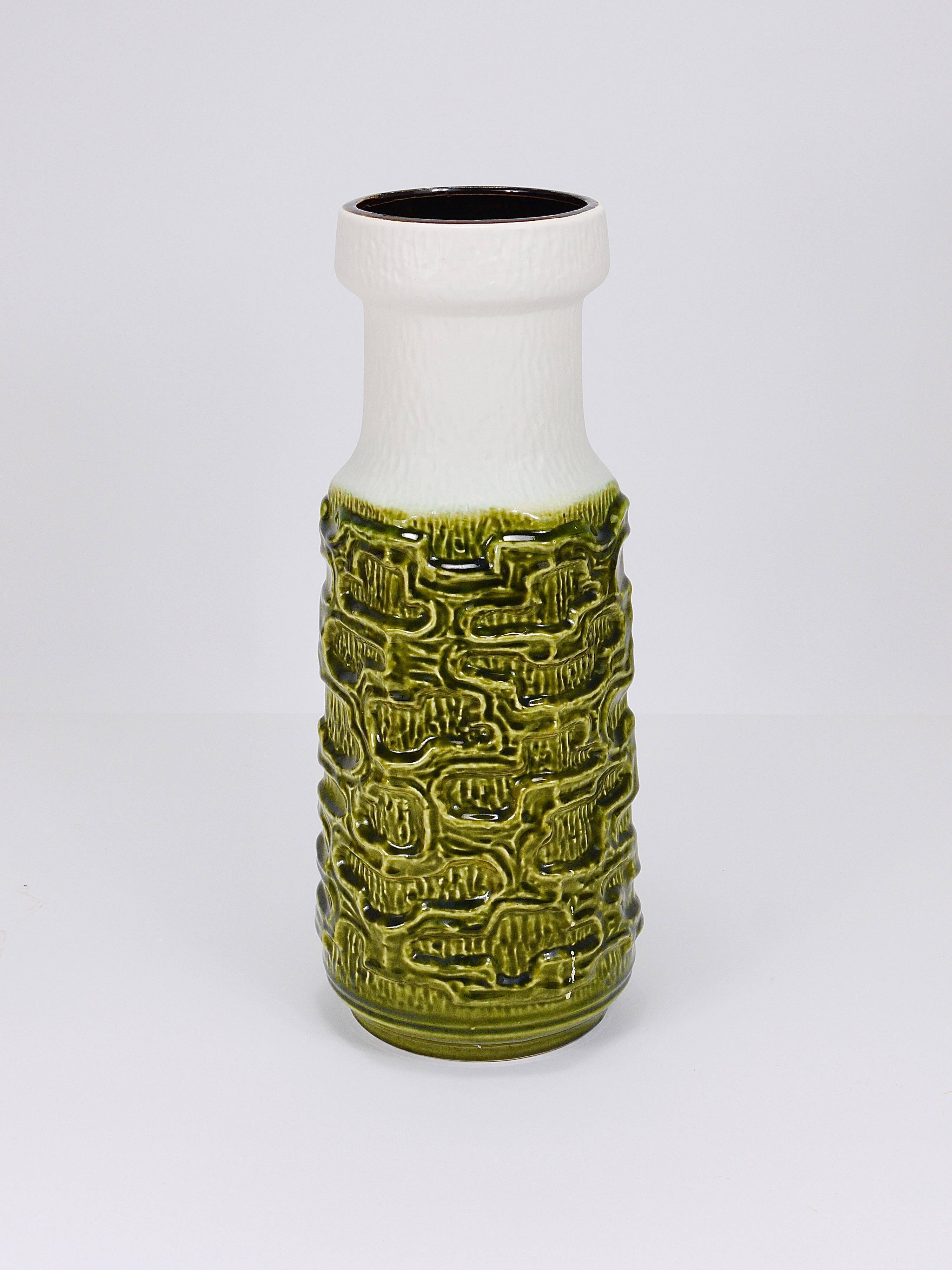 Grand vase de sol en terre cuite vert mousse olive brillant et blanc style Brutaliste Op-Art, Autriche, années 1970