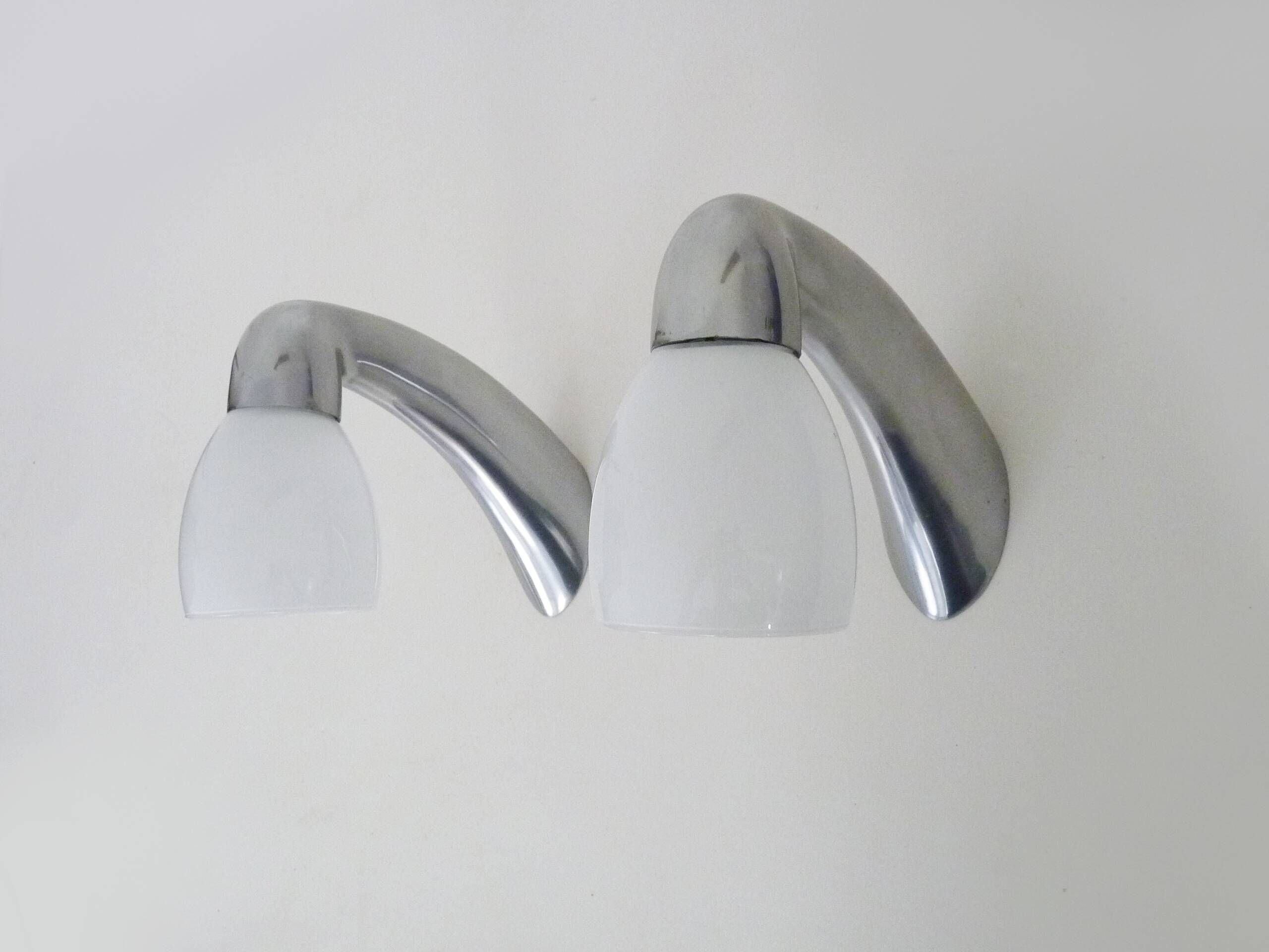 Paire d'appliques en aluminium et verre opalin. Appliques chromées