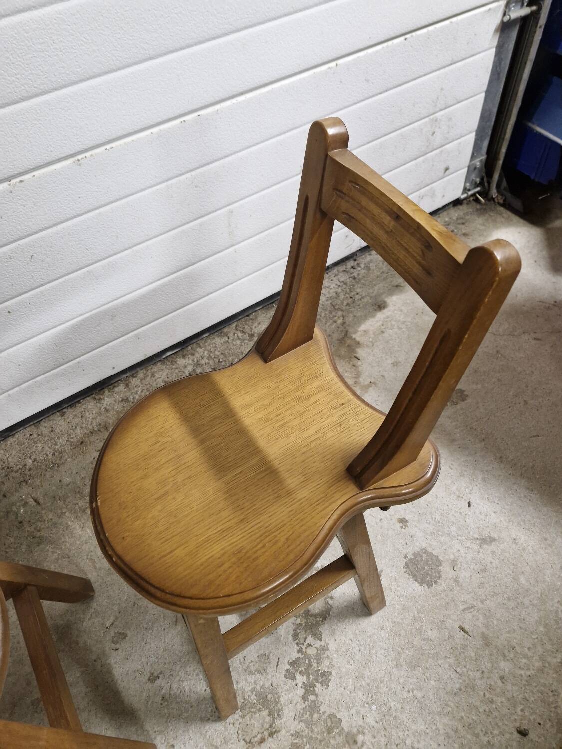 Paire de petites chaises brutalistes