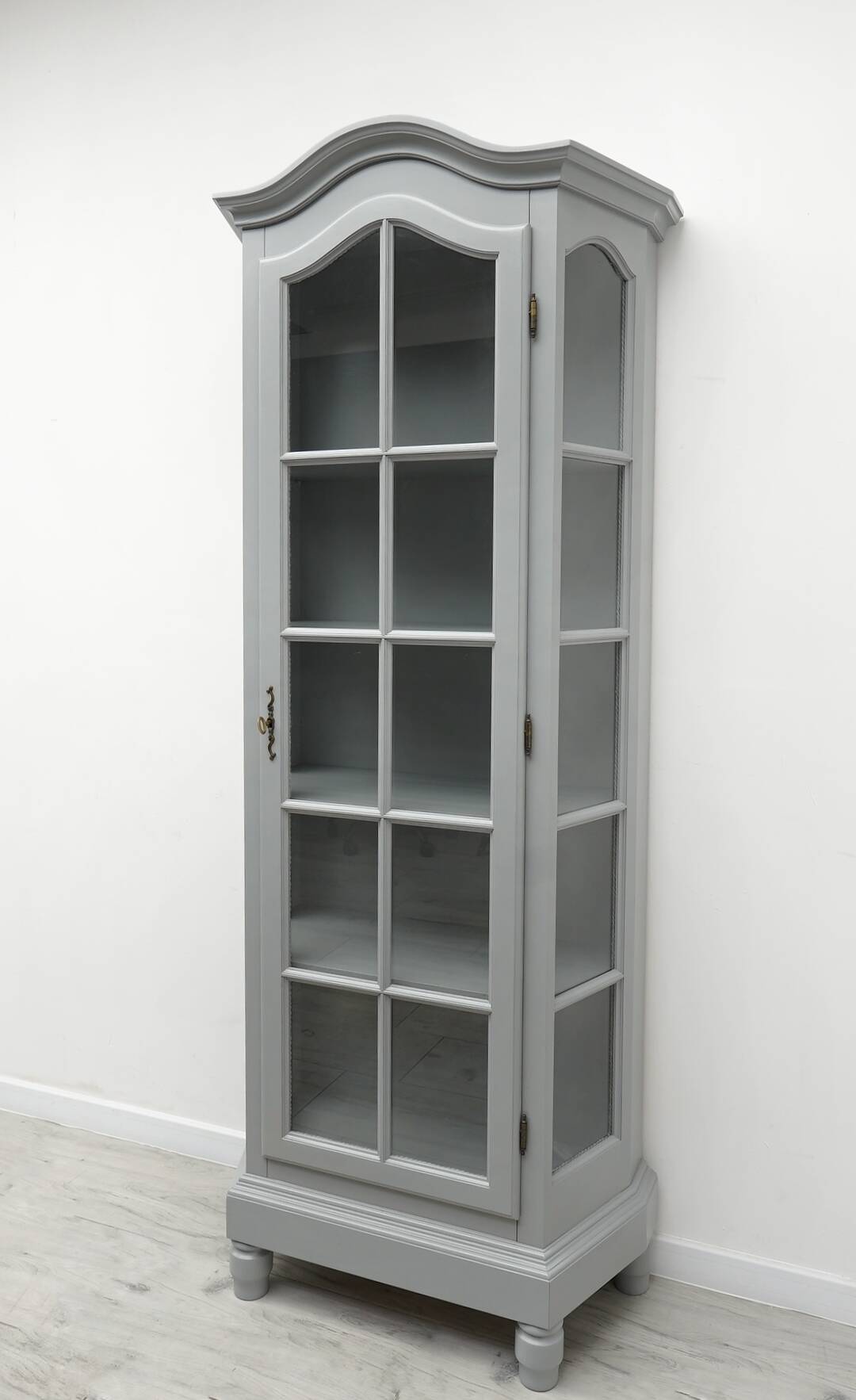 Display case made of oak wood