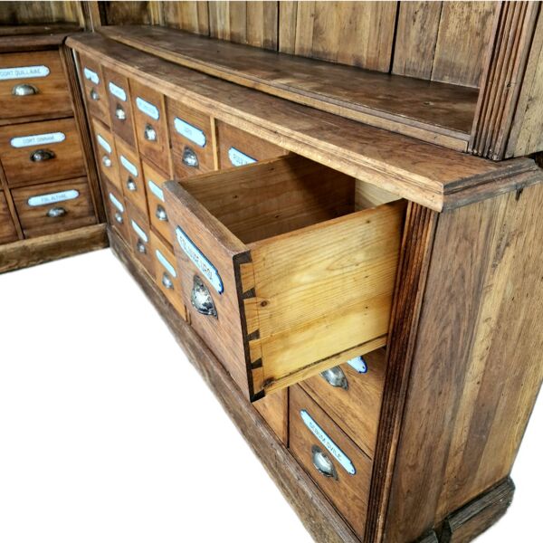 Grand meuble d’angle apothicaire en chêne placard