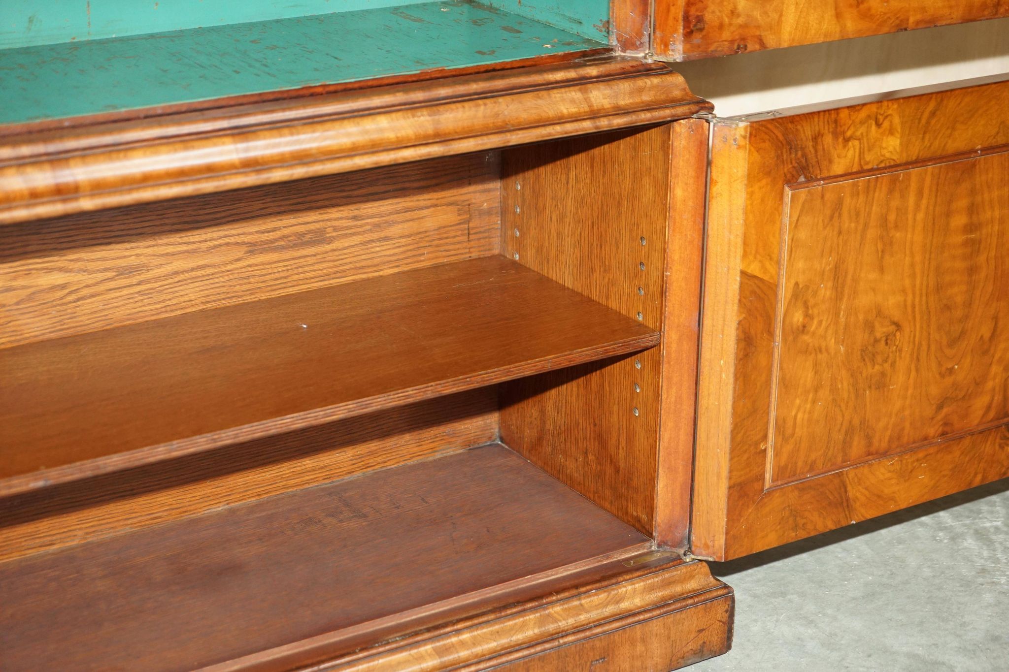 Bibliothèque victorienne en noyer loupe avec portes vitrées gothiques