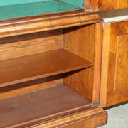 Bibliothèque victorienne en noyer loupe avec portes vitrées gothiques