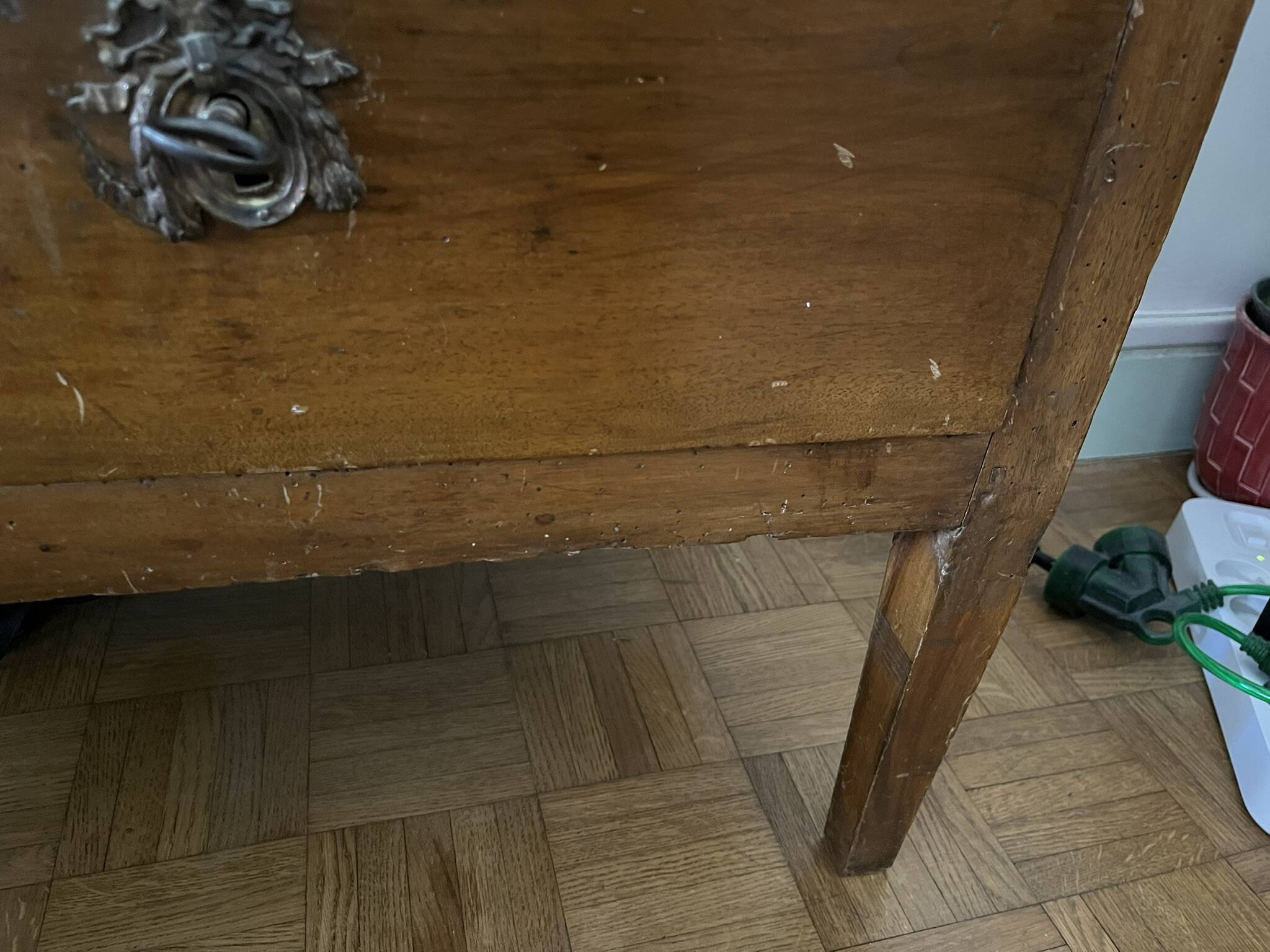 Table de chevet en bois massif d’origine fin du XVIIIe siècle (1780-1800)