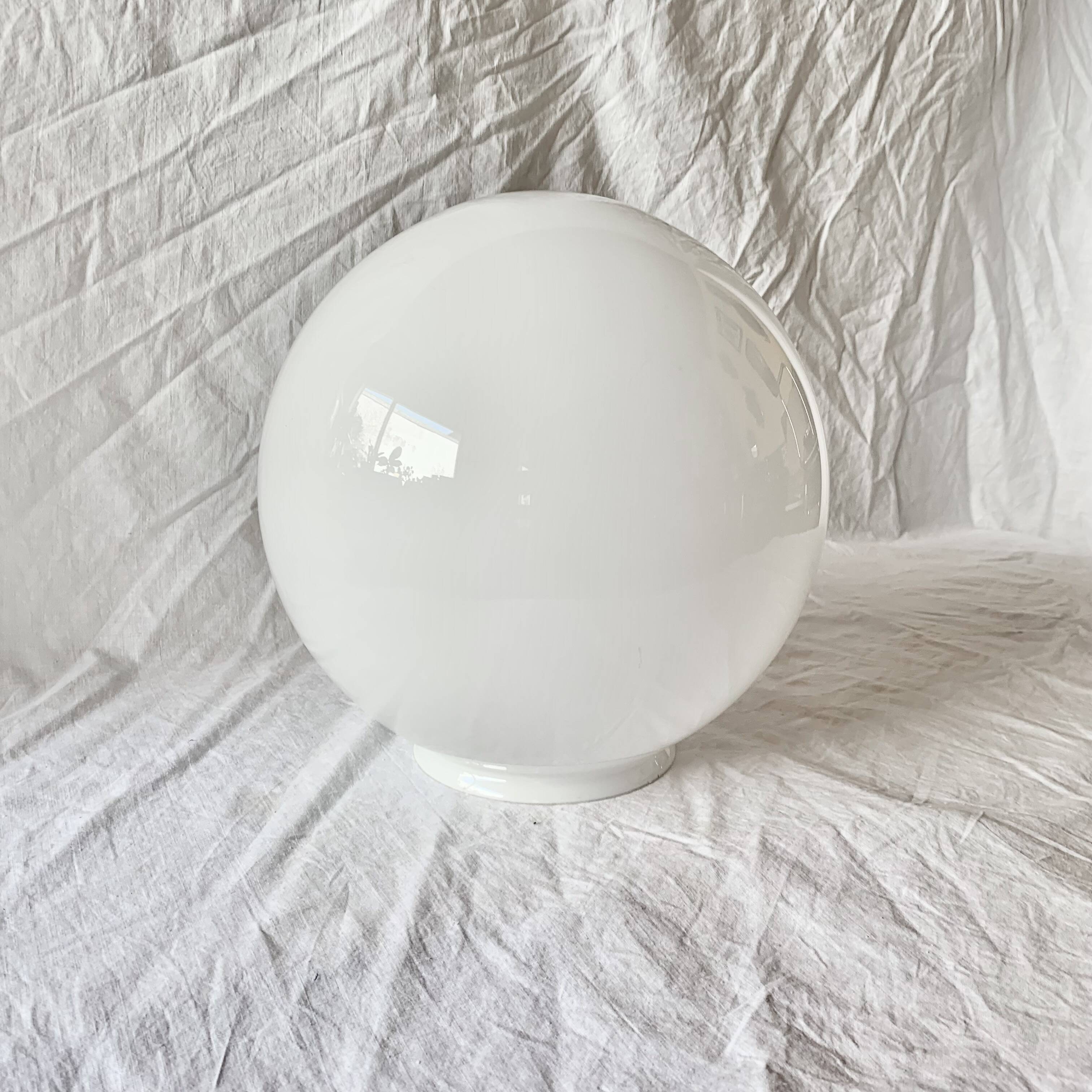 Globe boule vintage en opaline blanche - 28 cm
