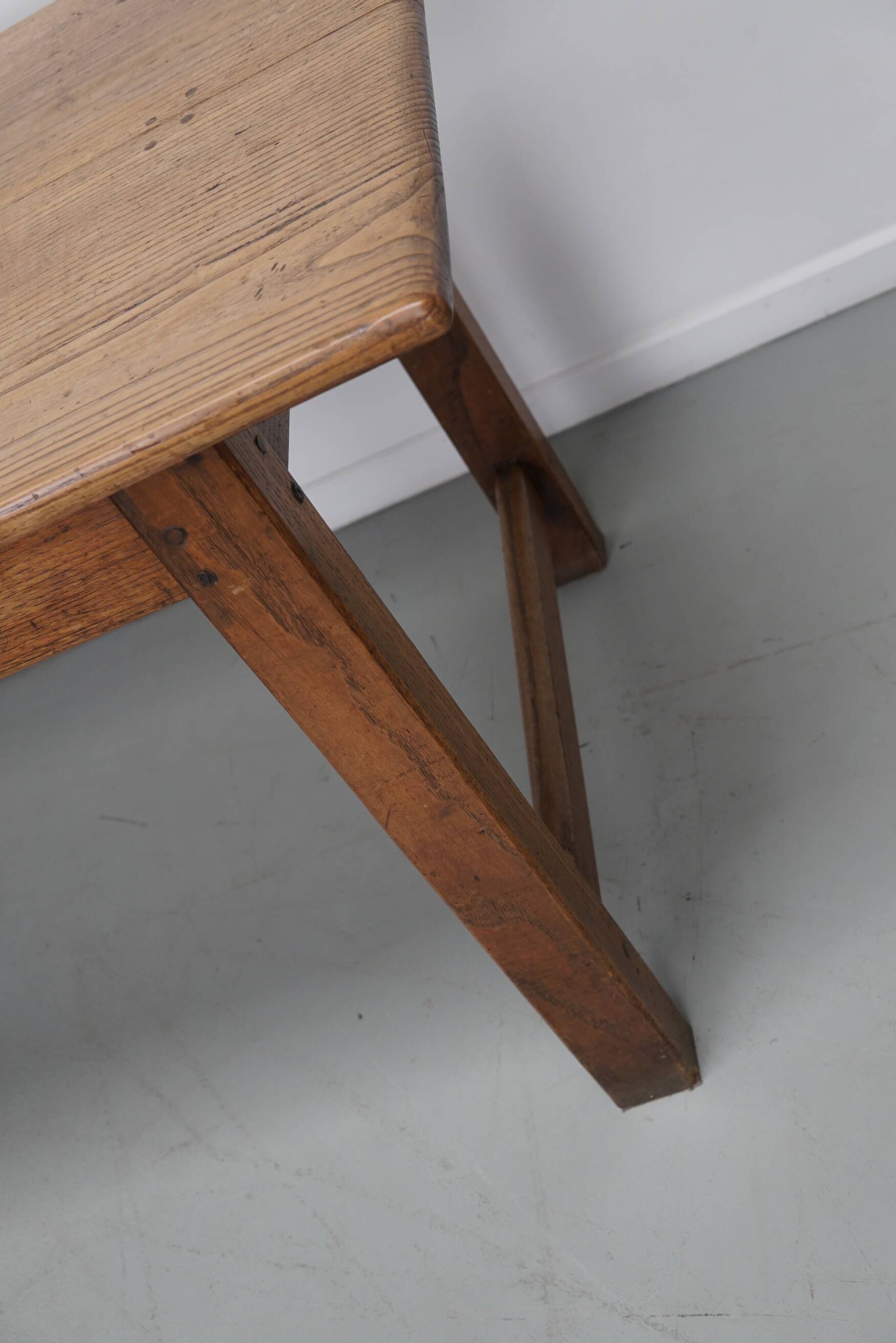 Grande table à manger rustique française du XIXe siècle en orme et chêne