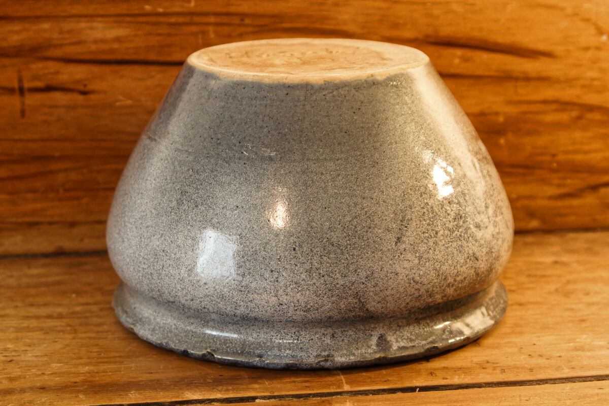 Cache pot in bluish sandstone, signed