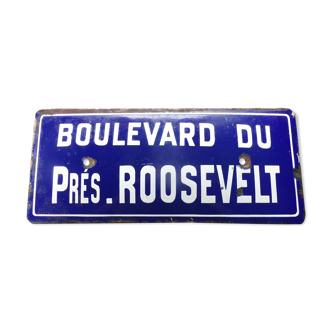 Bulging street plate